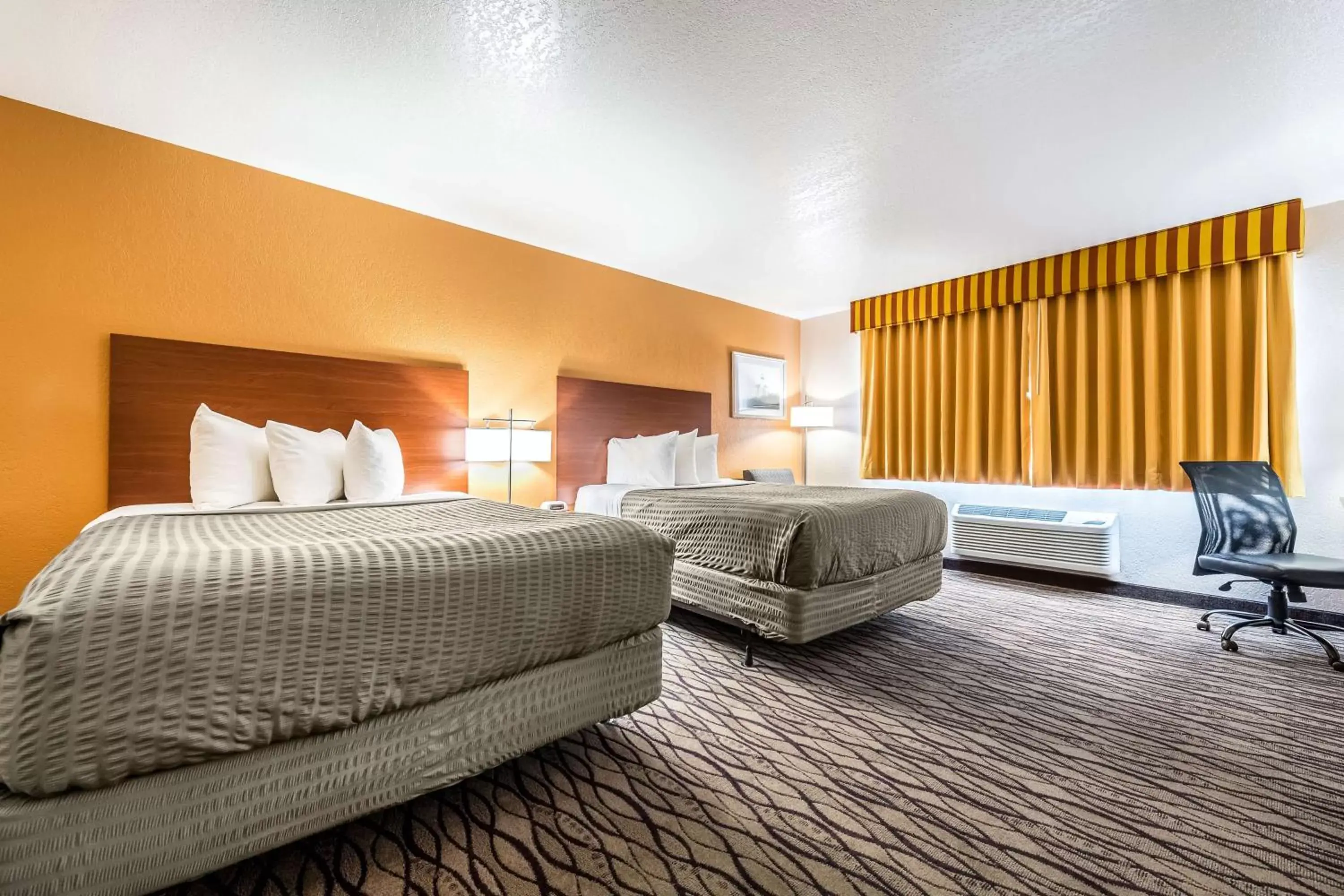 Photo of the whole room, Bed in SureStay Hotel by Best Western Wenatchee