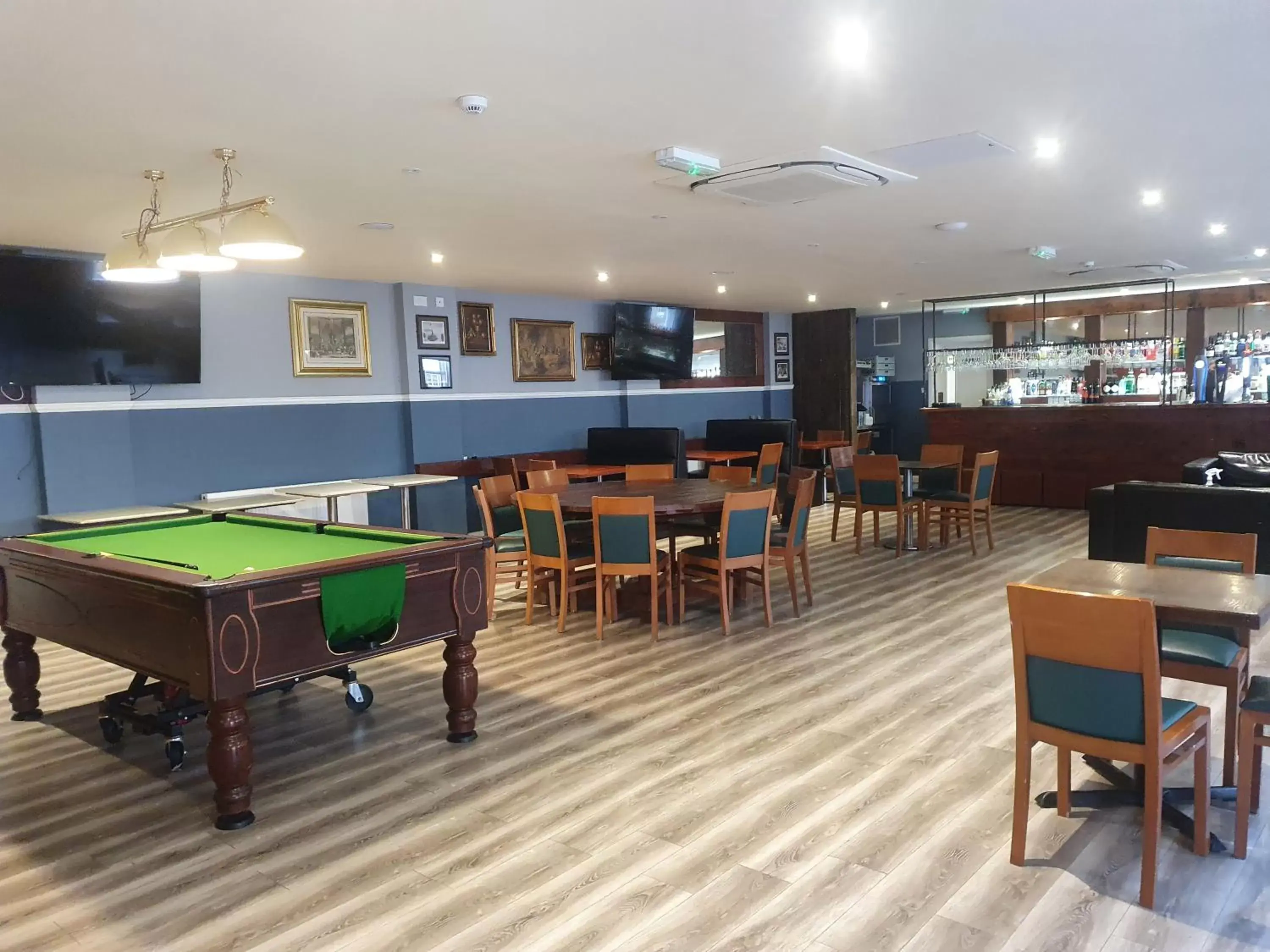 Restaurant/places to eat, Billiards in Park Hotel & Apartments