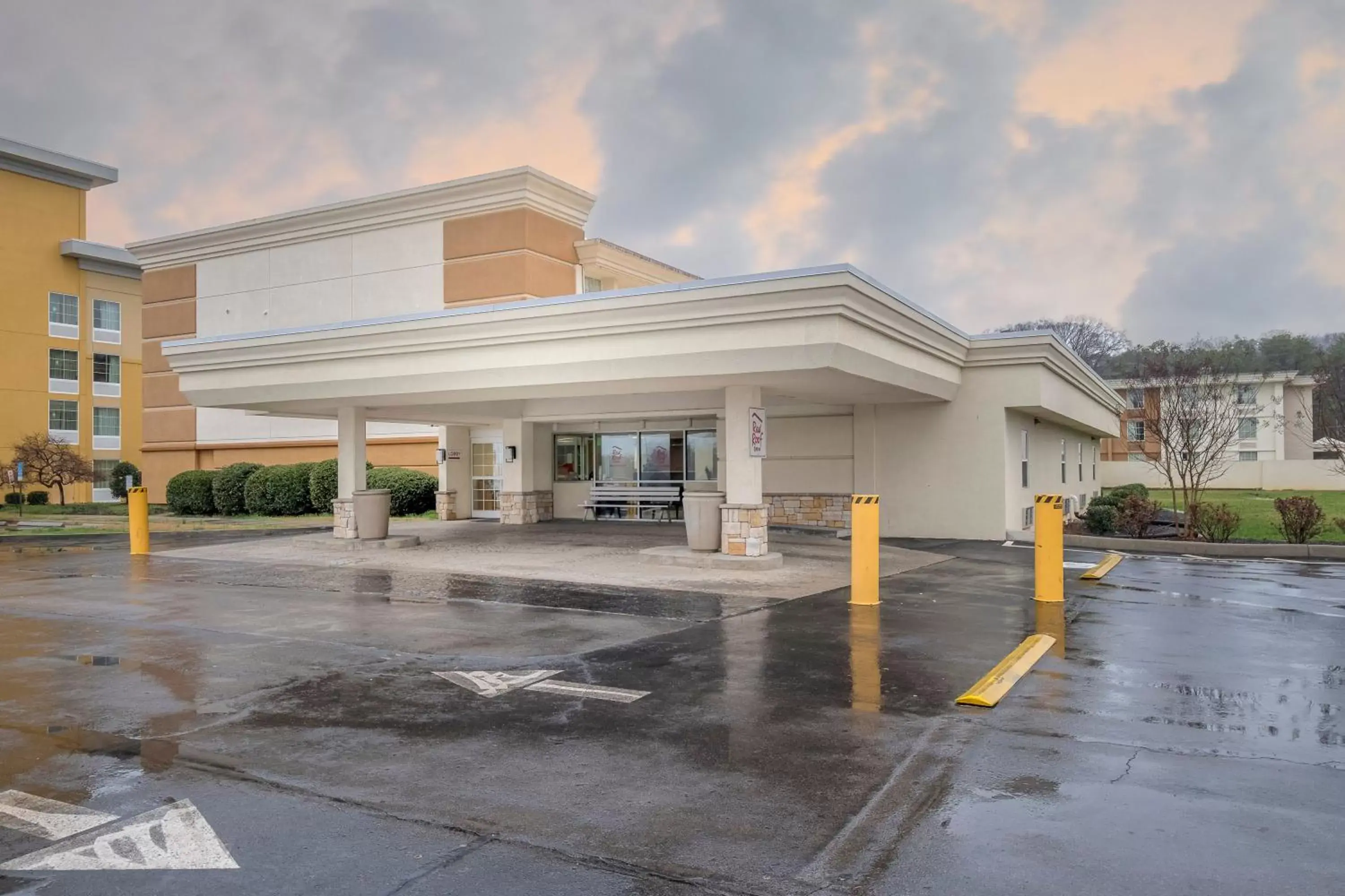 Property building, Facade/Entrance in Red Roof Inn Knoxville Central – Papermill Road