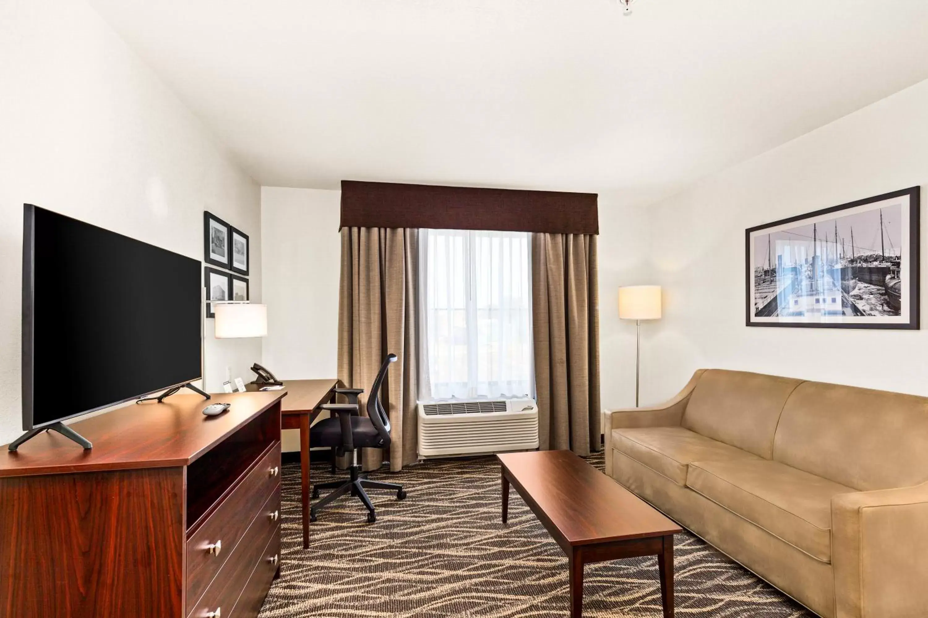 Living room, Seating Area in Cobblestone Hotel & Suites - Superior Duluth