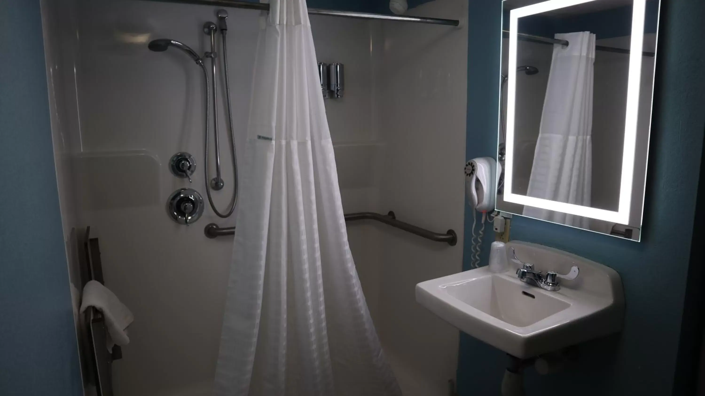 Shower, Bathroom in Airport Waterfront Inn