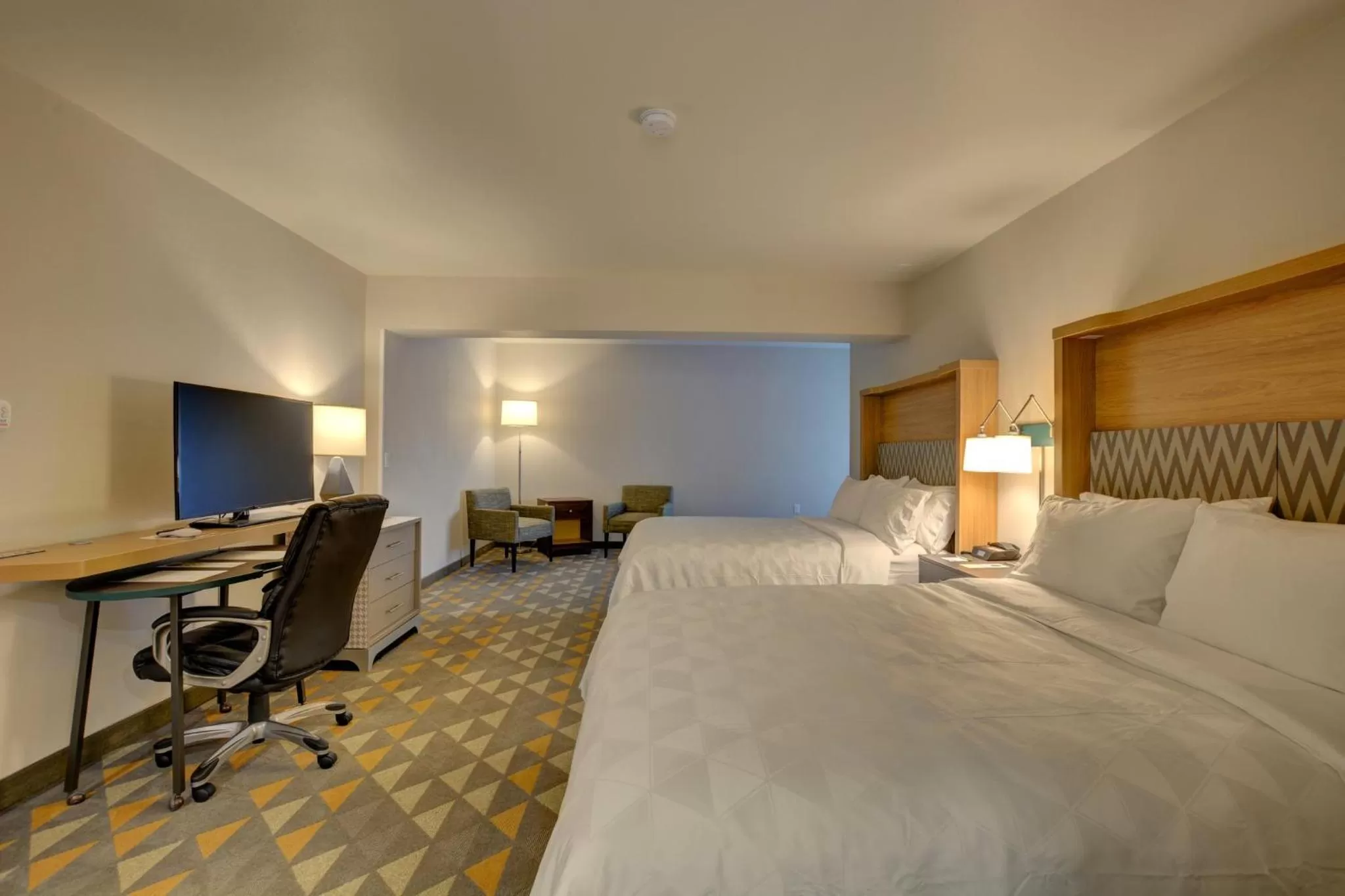 Photo of the whole room, Bed in Holiday Inn - Salem by IHG