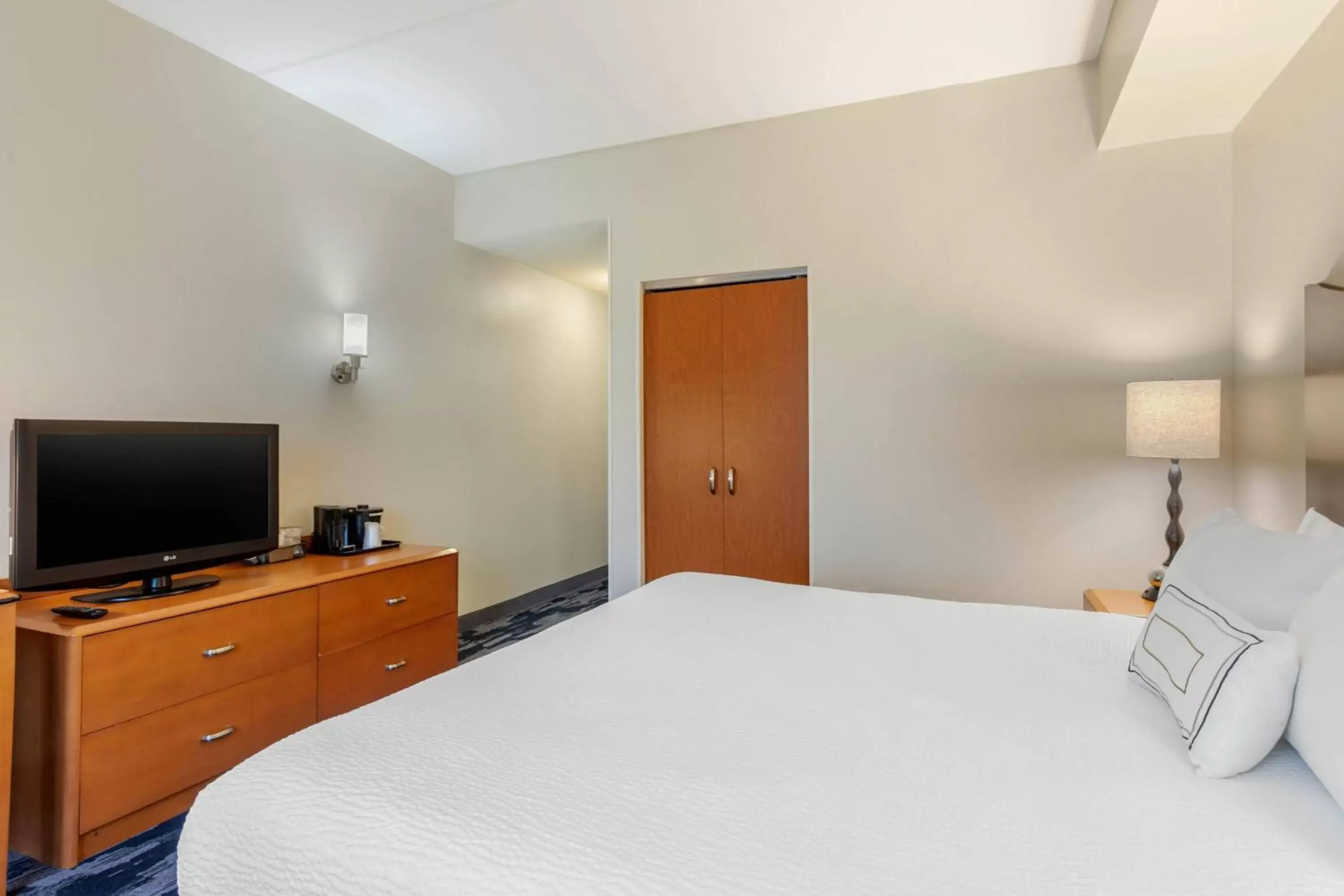 Photo of the whole room, Bed in Fairfield Inn & Suites by Marriott Houston Conroe