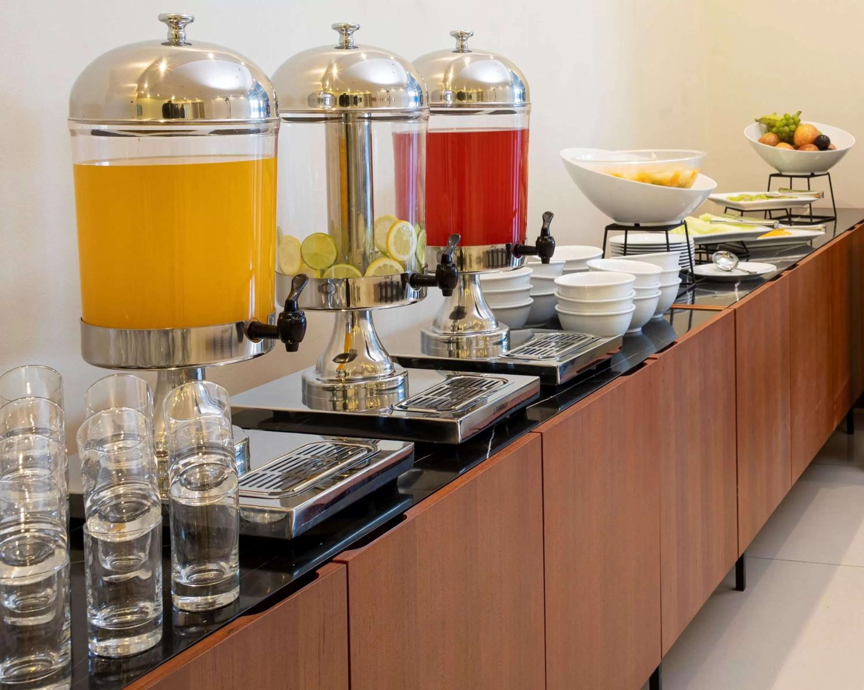 Restaurant/places to eat in Nobile Hotel Estación Central