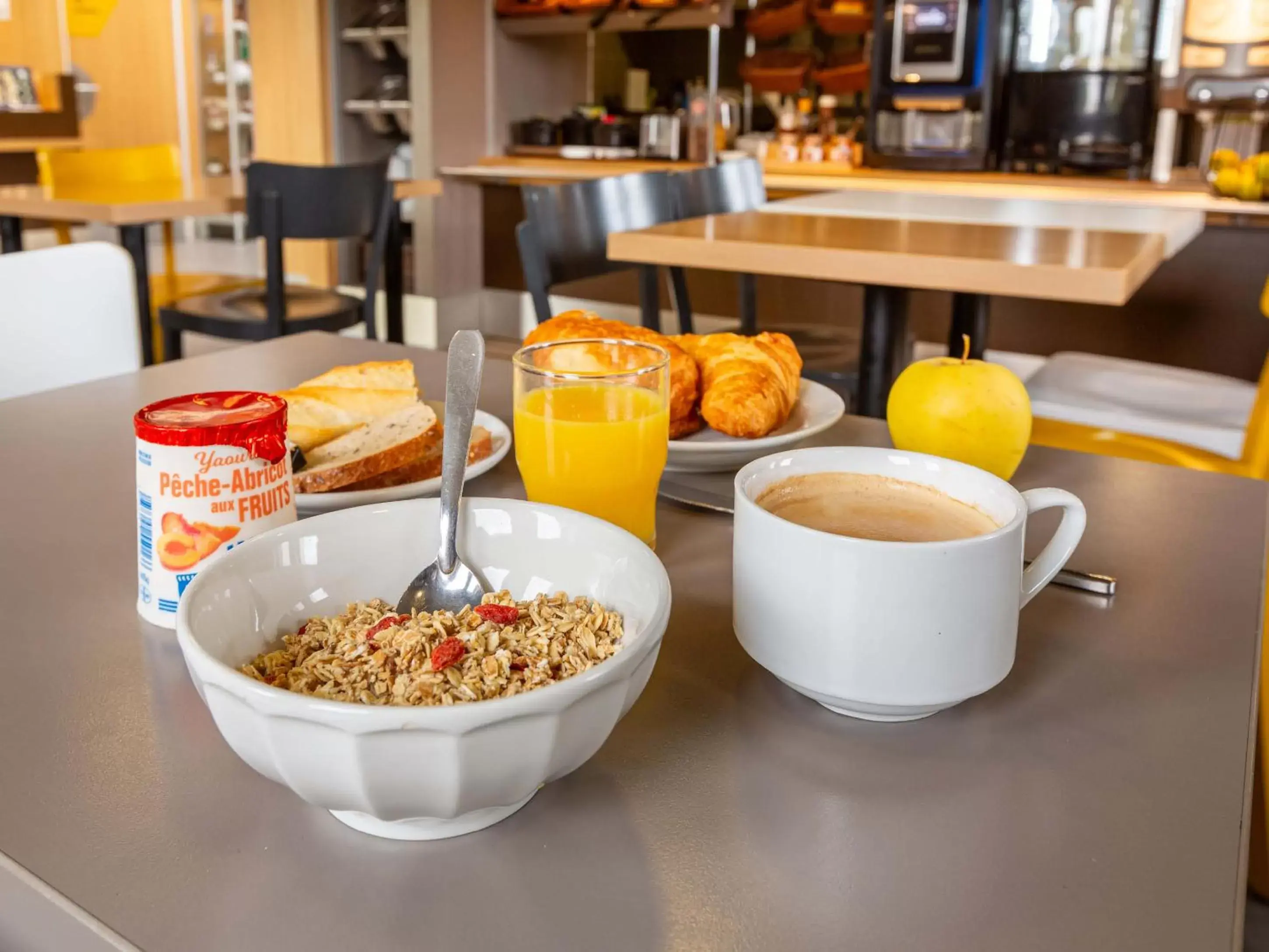 Breakfast in B&B HOTEL CHARTRES Le Coudray