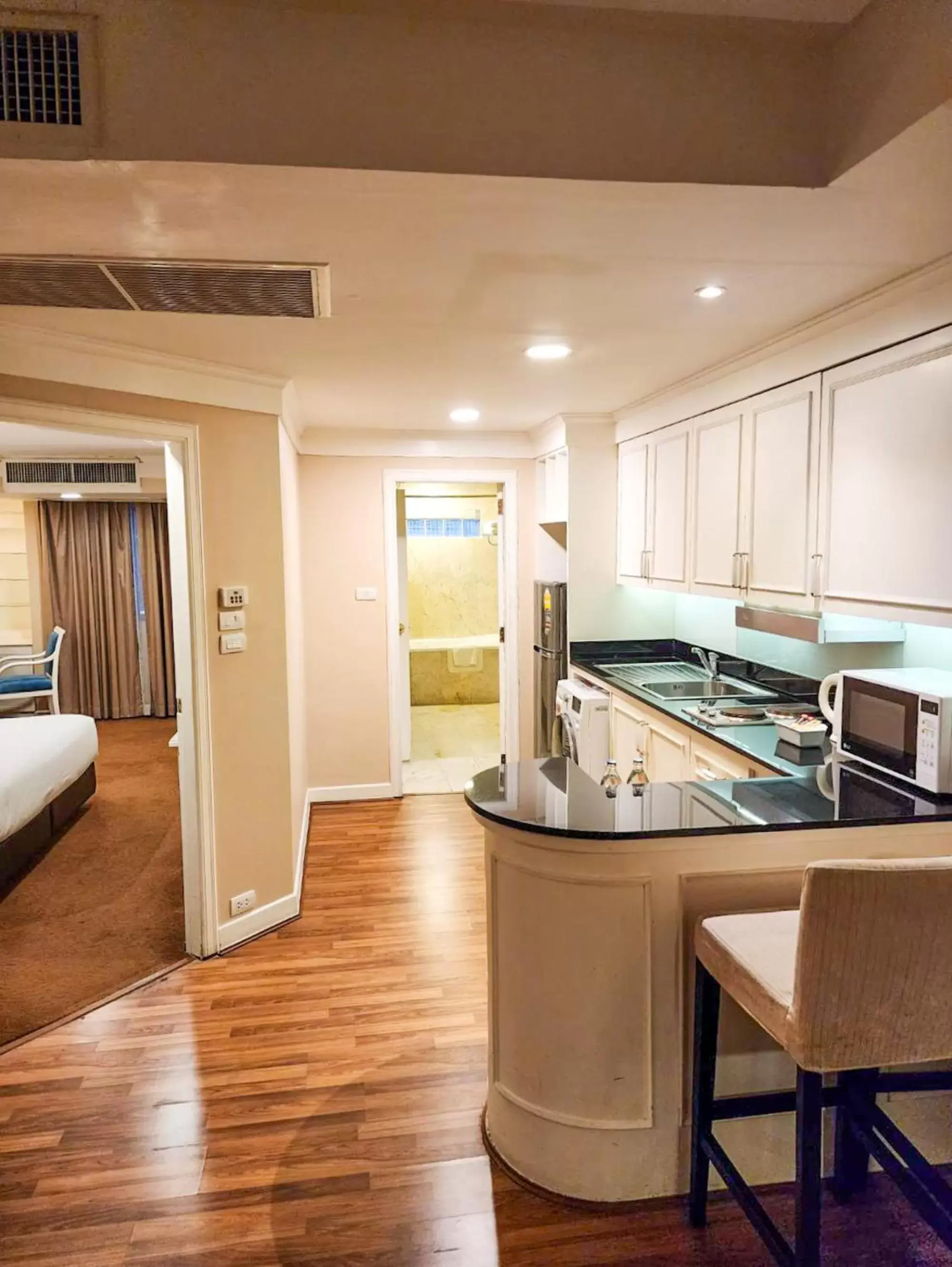 Bedroom, Kitchen/Kitchenette in Kingston Suites Bangkok