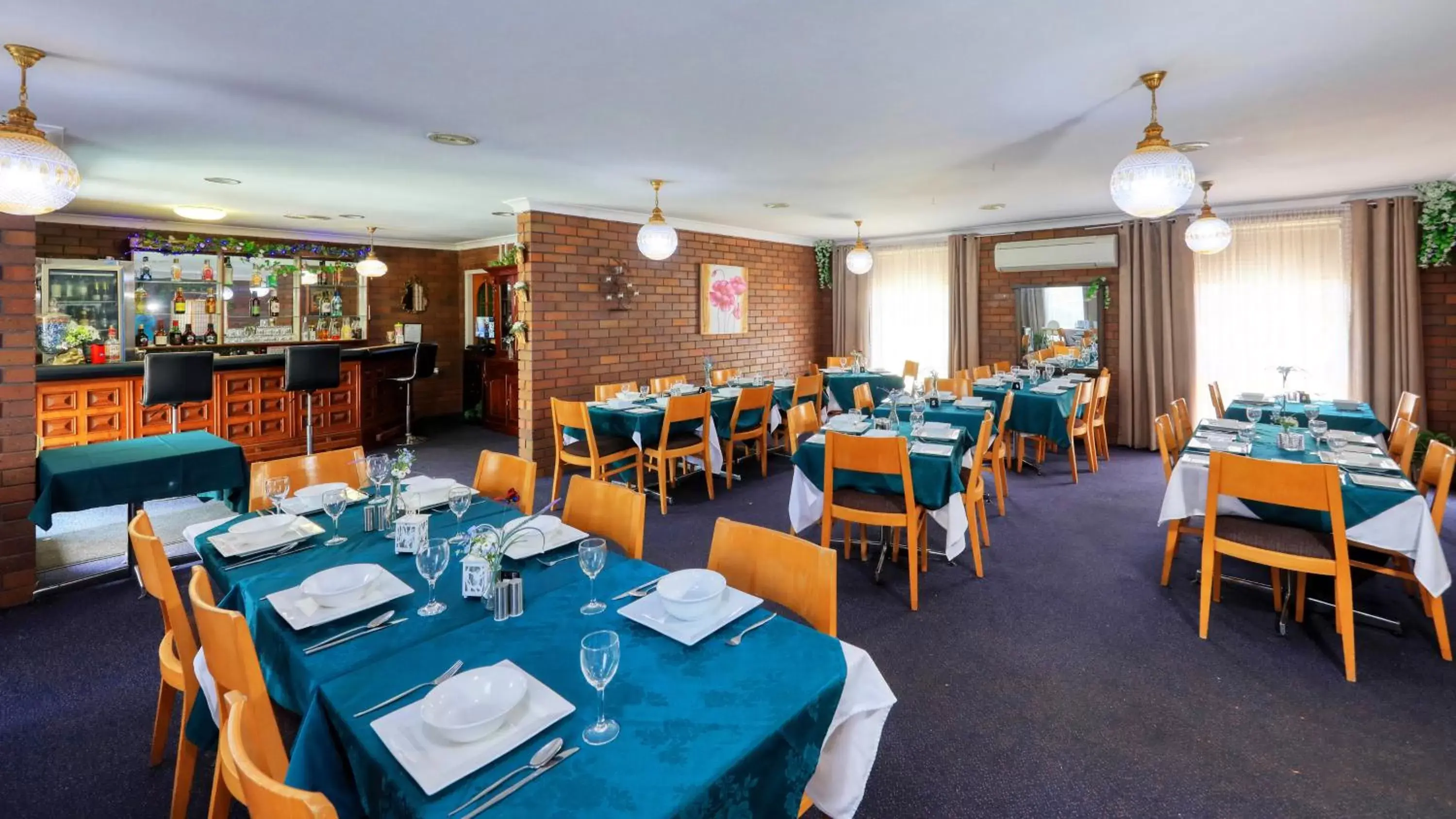 Lounge or bar, Restaurant/Places to Eat in Matthew Flinders Motor Inn