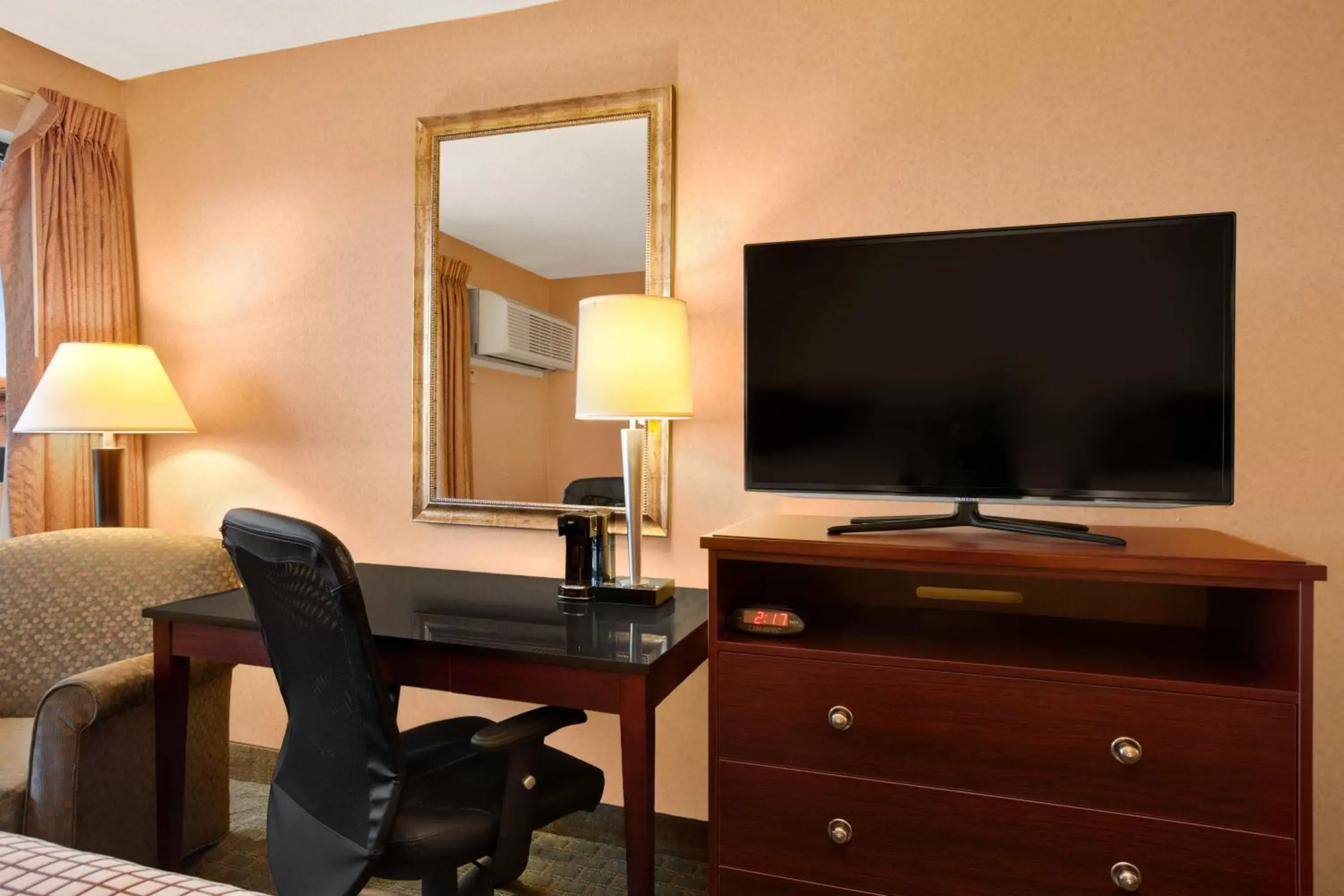 TV and multimedia, TV/Entertainment Center in Days Inn by Wyndham Utica