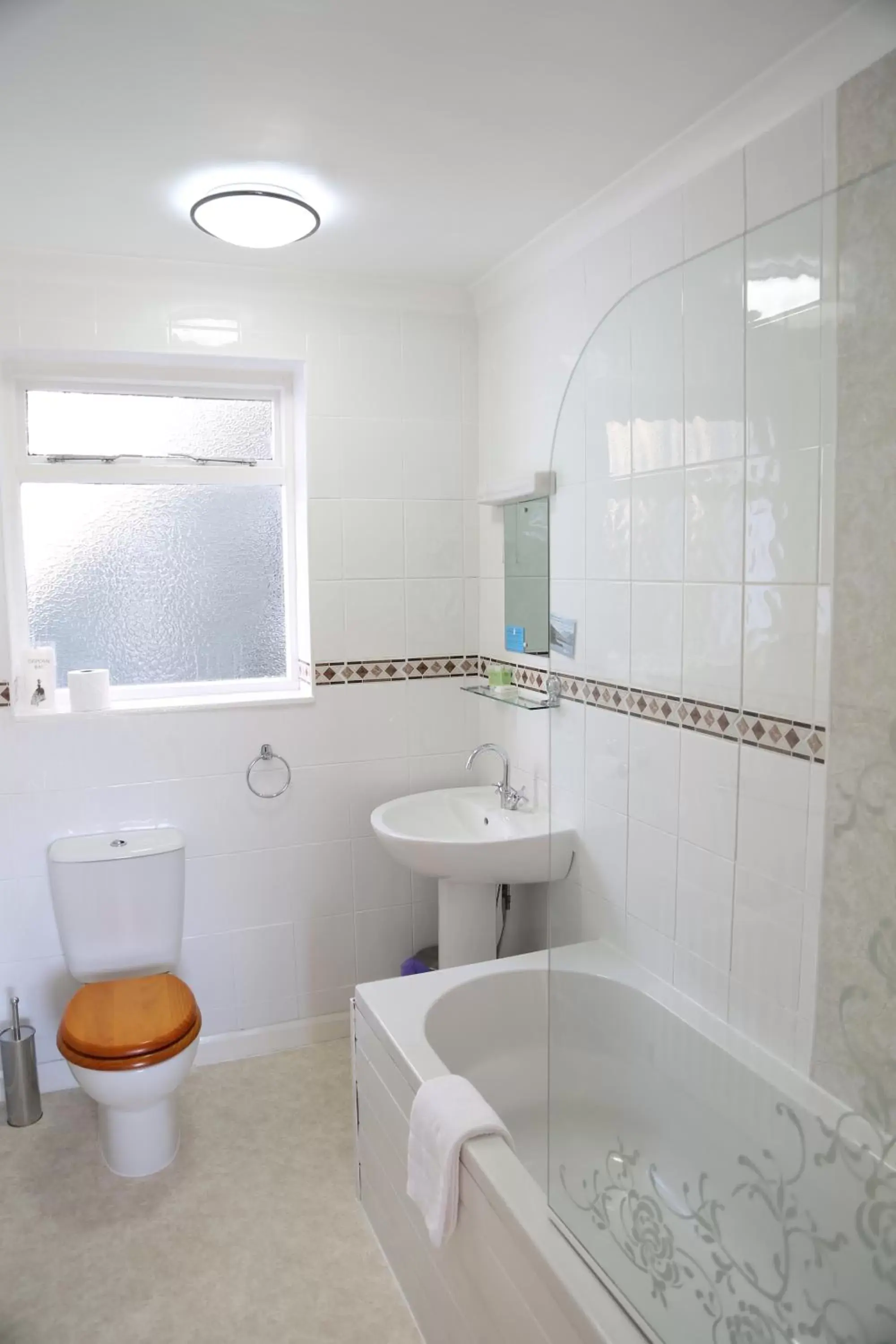 Shower, Bathroom in Keswick Park Hotel