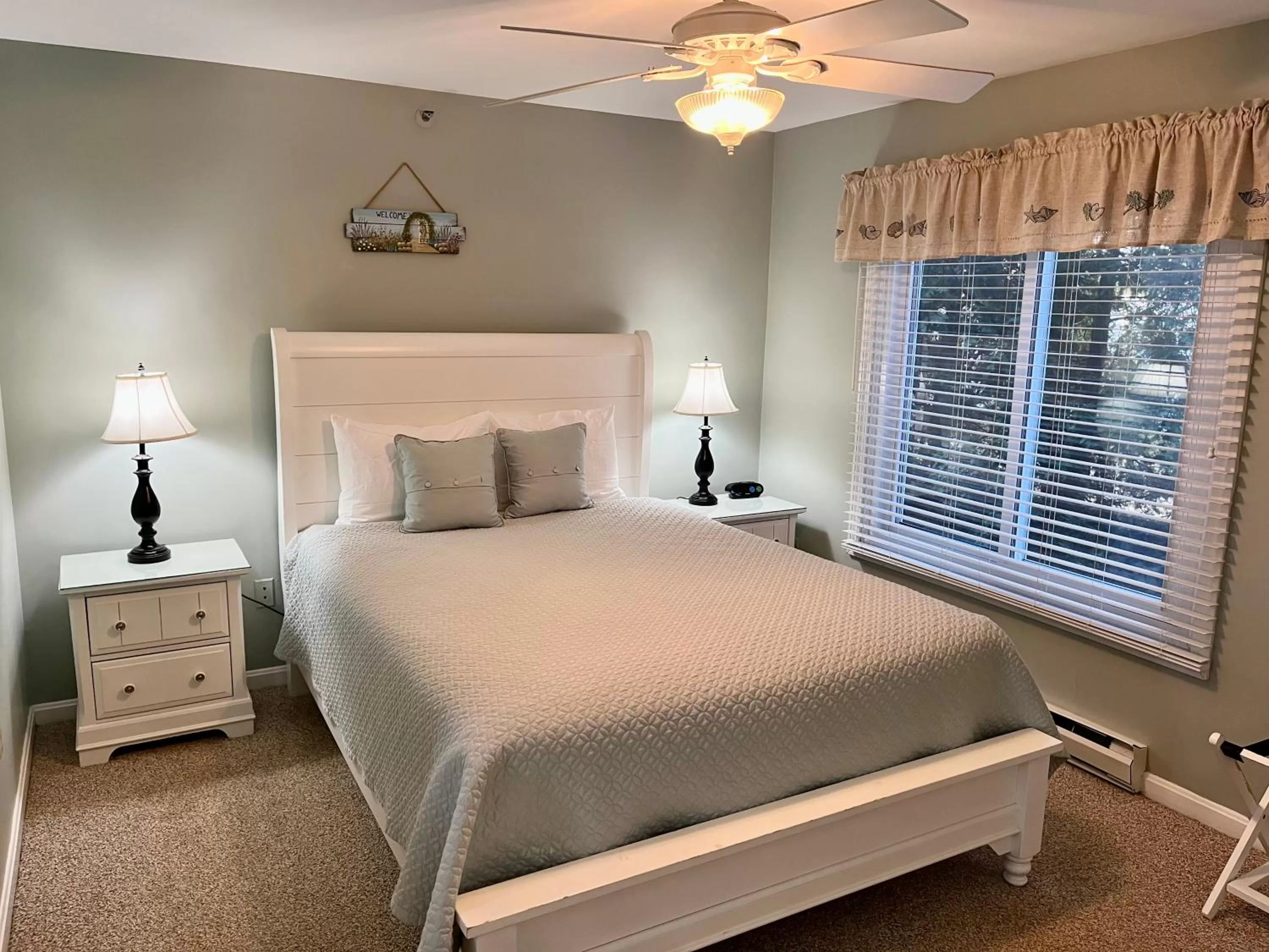 Bed in Elmwood Resort Hotel