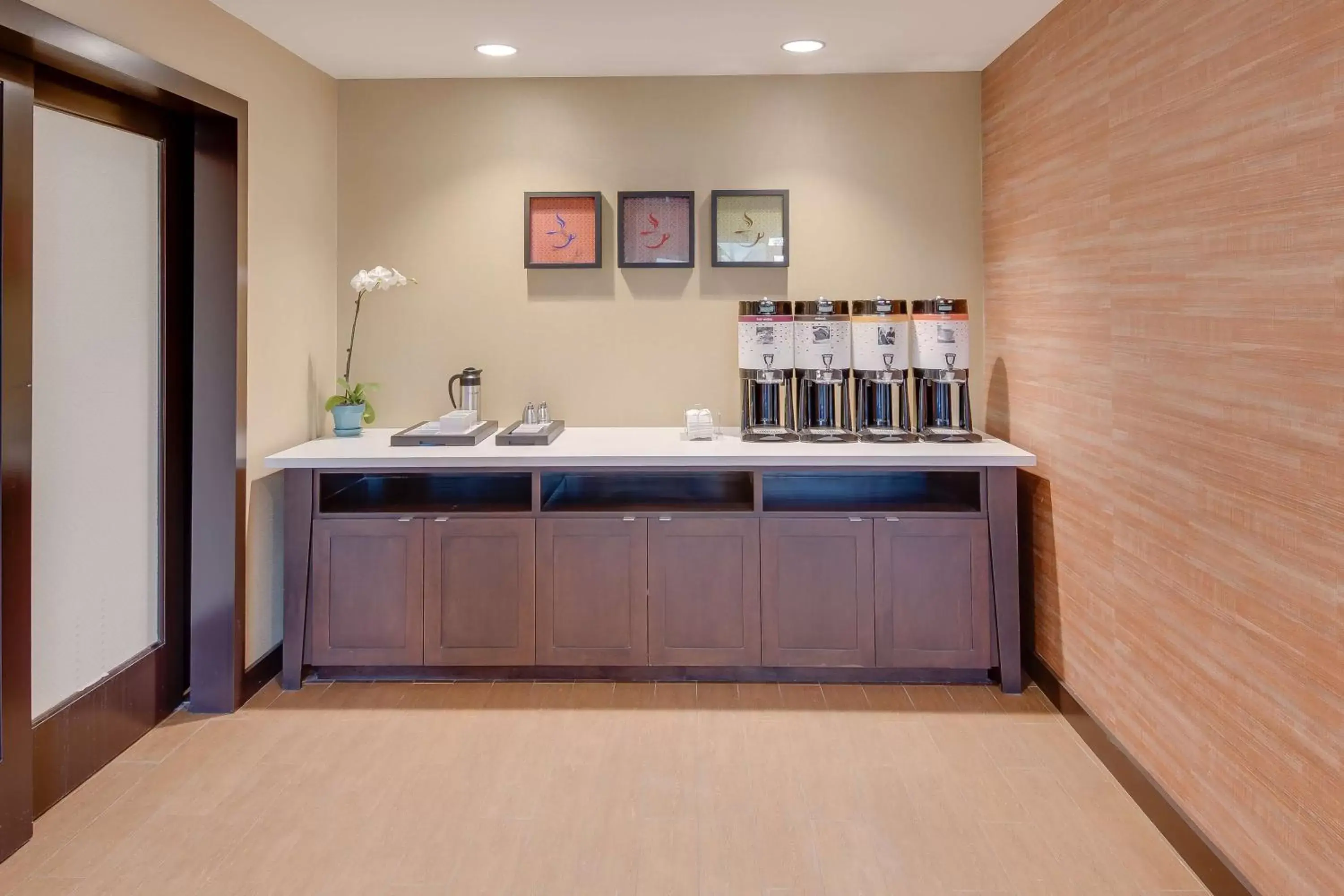 Dining area, Kitchen/Kitchenette in Hampton Inn & Suites Los Angeles - Glendale