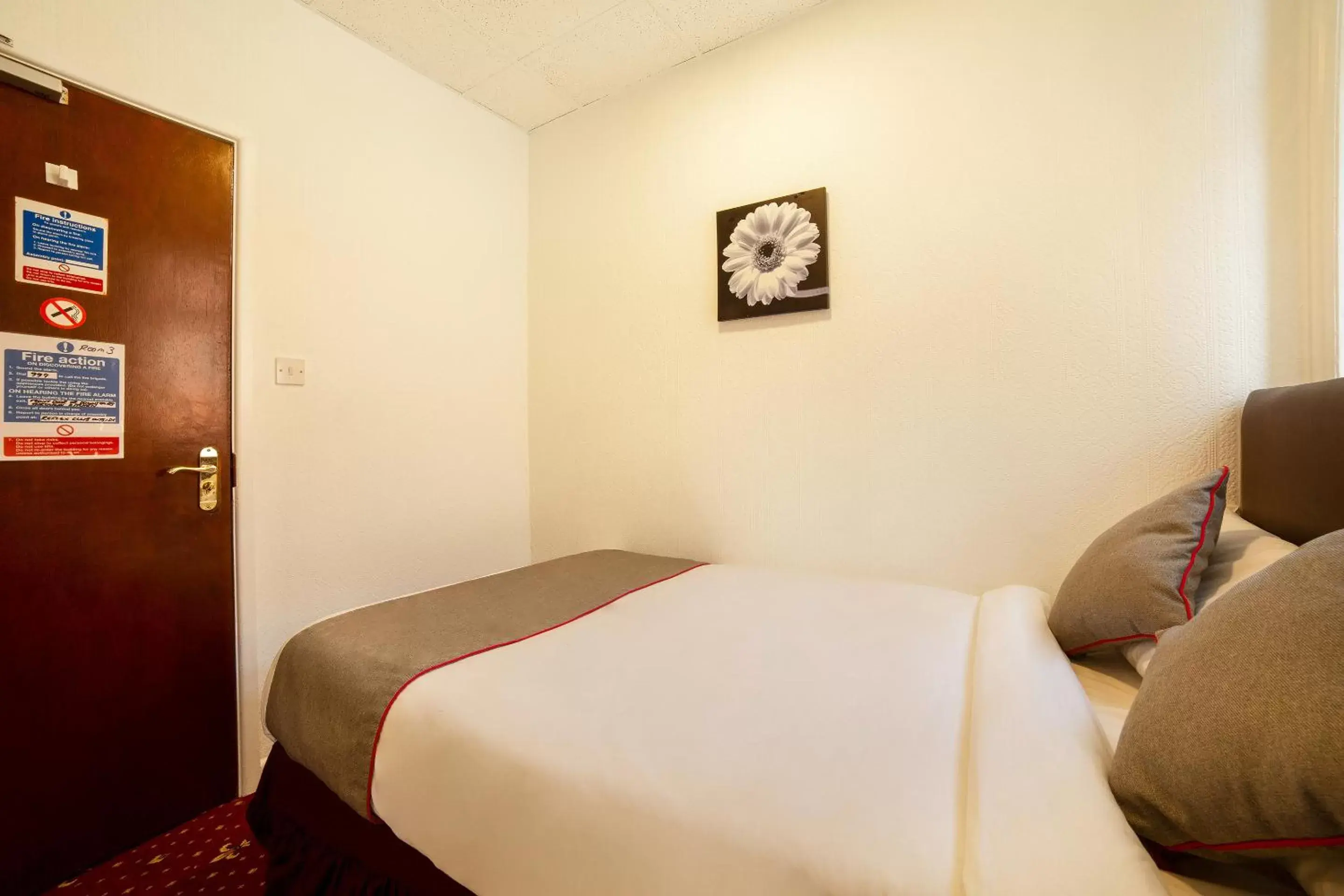 Bedroom, Bed in OYO The Golden Cheval Hotel & Shisha Bar