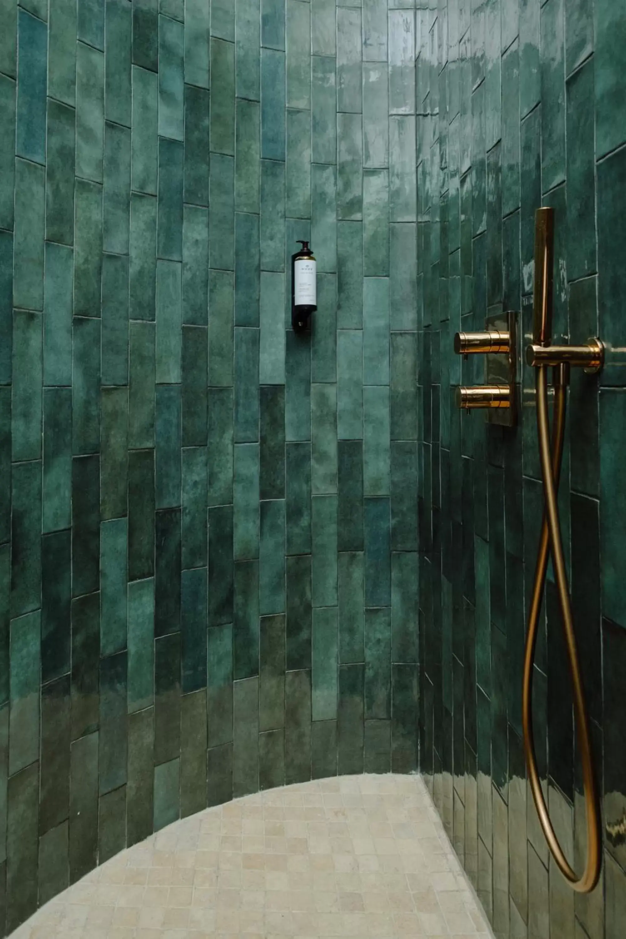 Shower, Bathroom in Hôtel Maison Pavlov