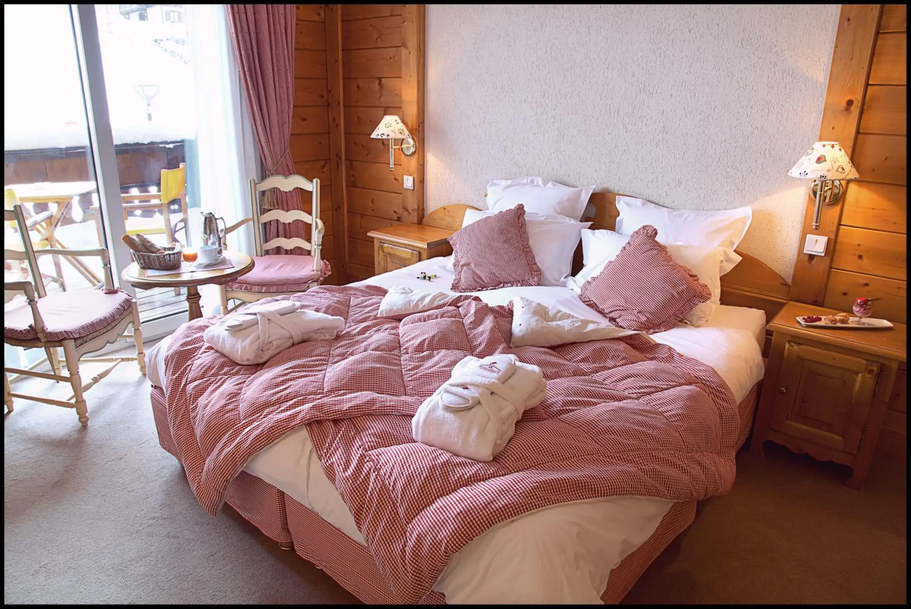 Bed in Chalet-Hotel La Marmotte, La Tapiaz & SPA, The Originals Relais (Hotel-Chalet de Tradition)