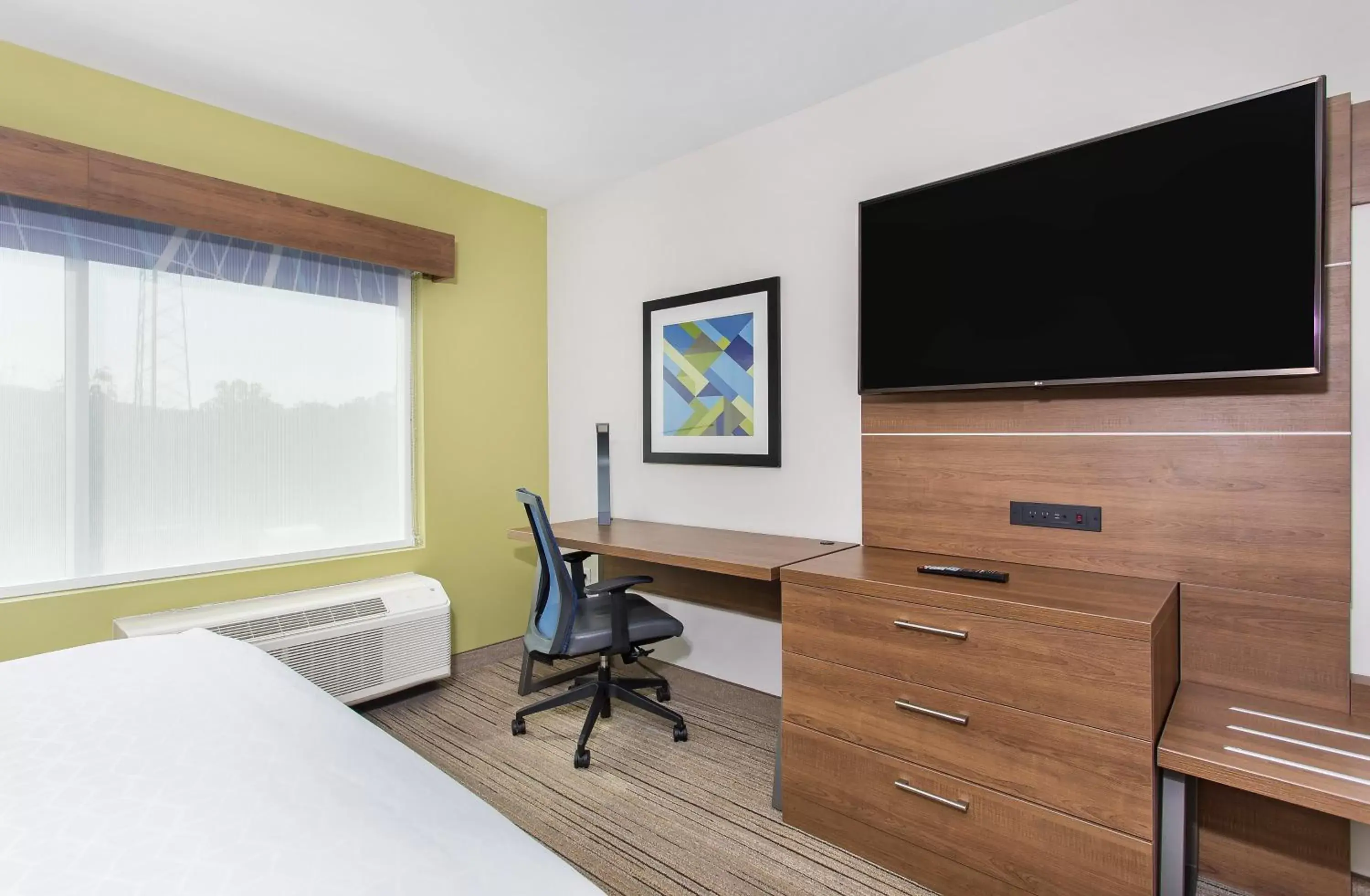 Photo of the whole room, TV/Entertainment Center in Holiday Inn Express Williamsburg, an IHG Hotel