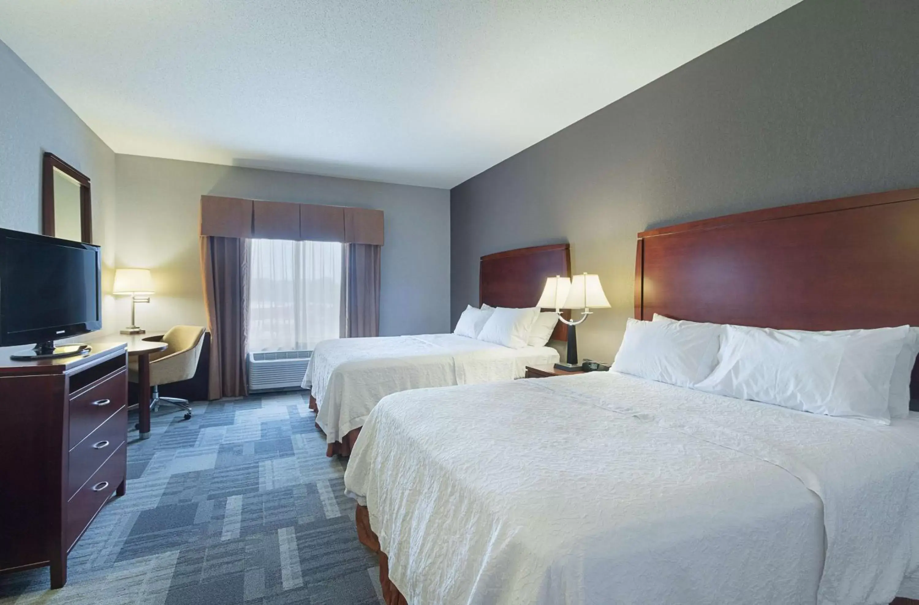 Bed in Hampton Inn and Suites Indianapolis/Brownsburg