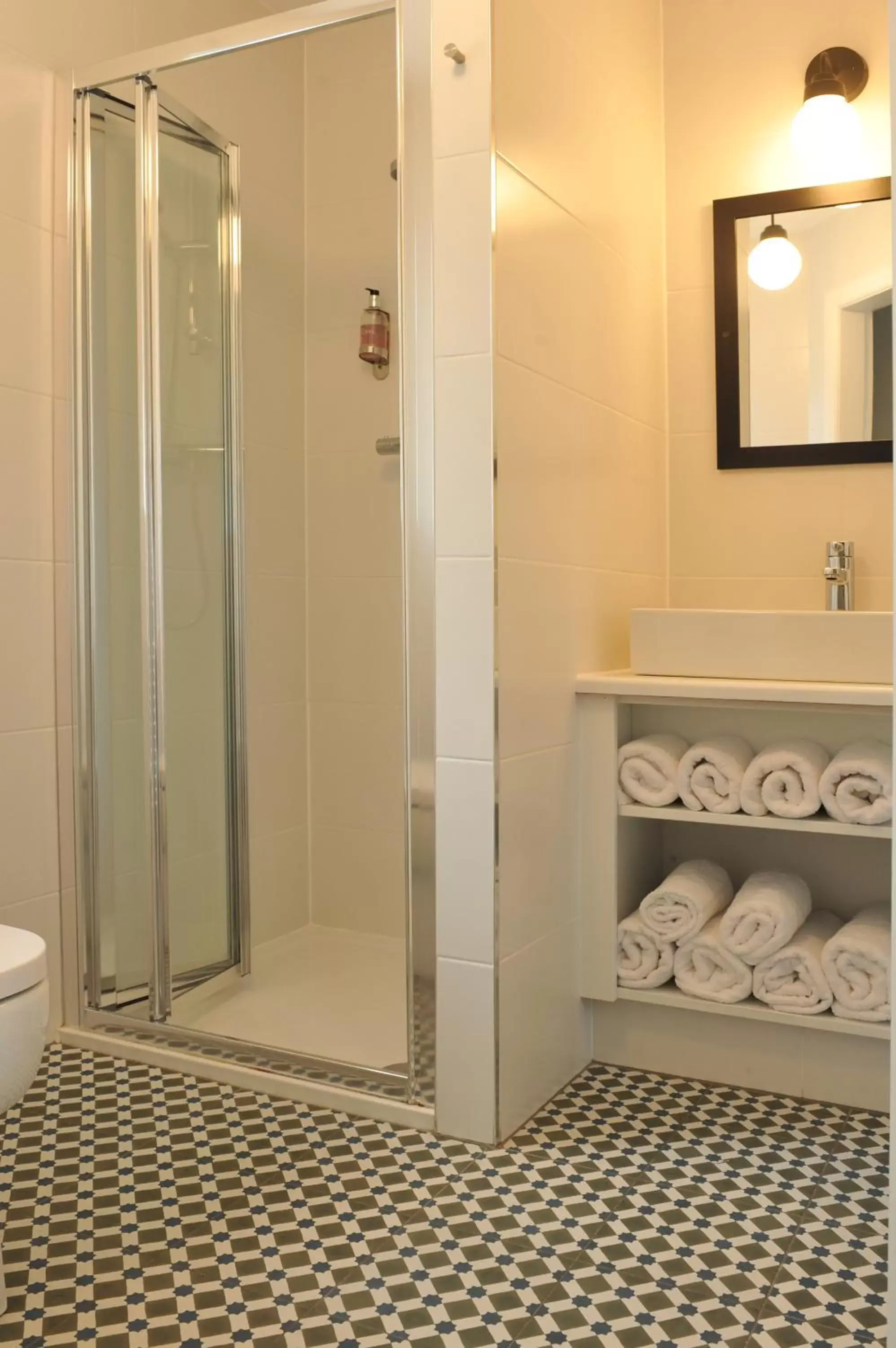 Shower, Bathroom in The Gateway Lodge