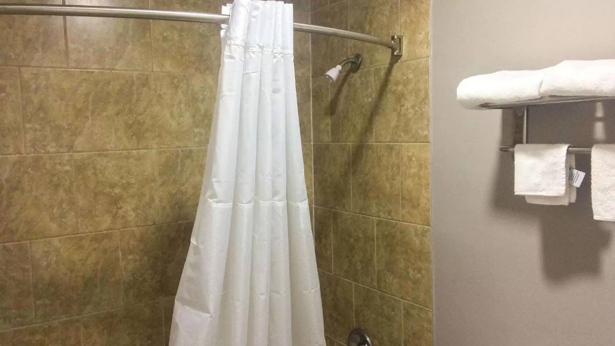 Bedroom, Bathroom in Motel 6 Newport News, VA – Fort Eustis