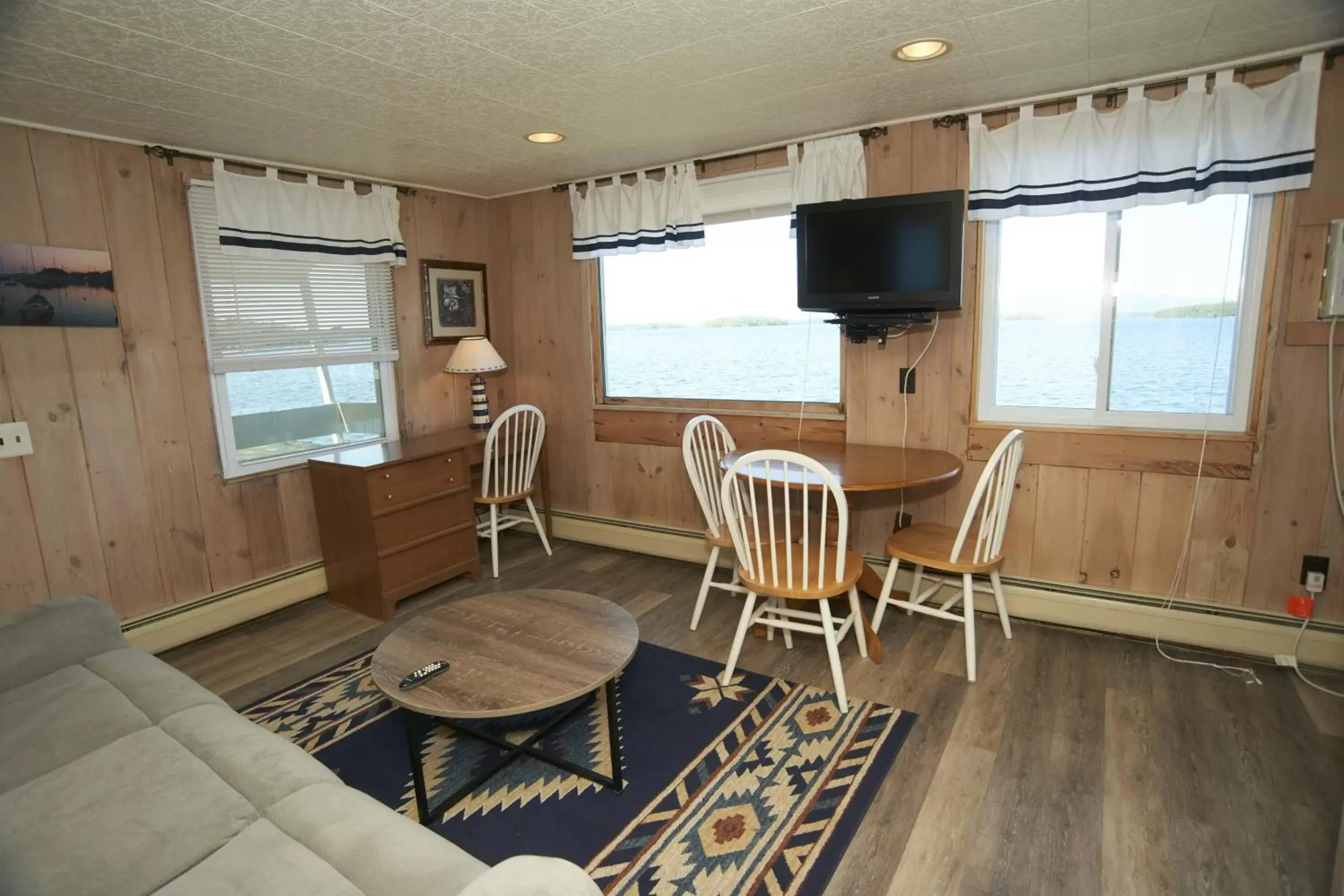 Dining Area in Belknap Point Inn