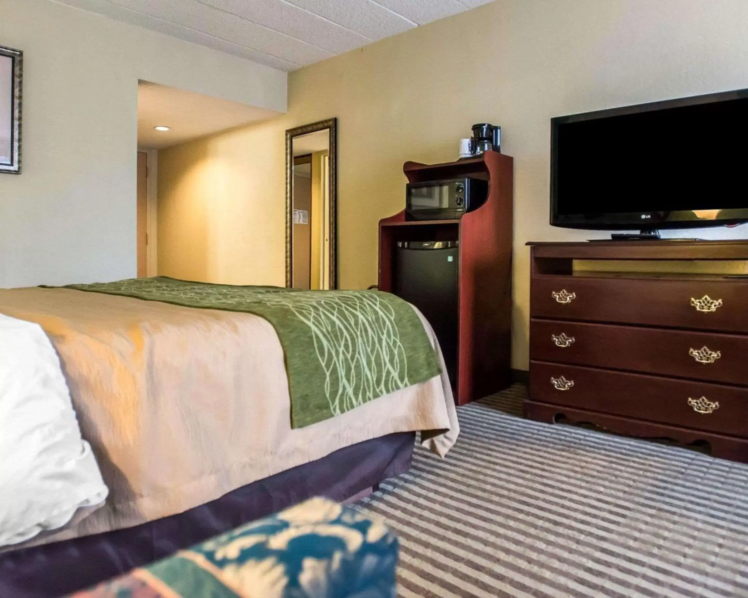 Photo of the whole room, Bed in Quality Inn Mill Hall - Lamar