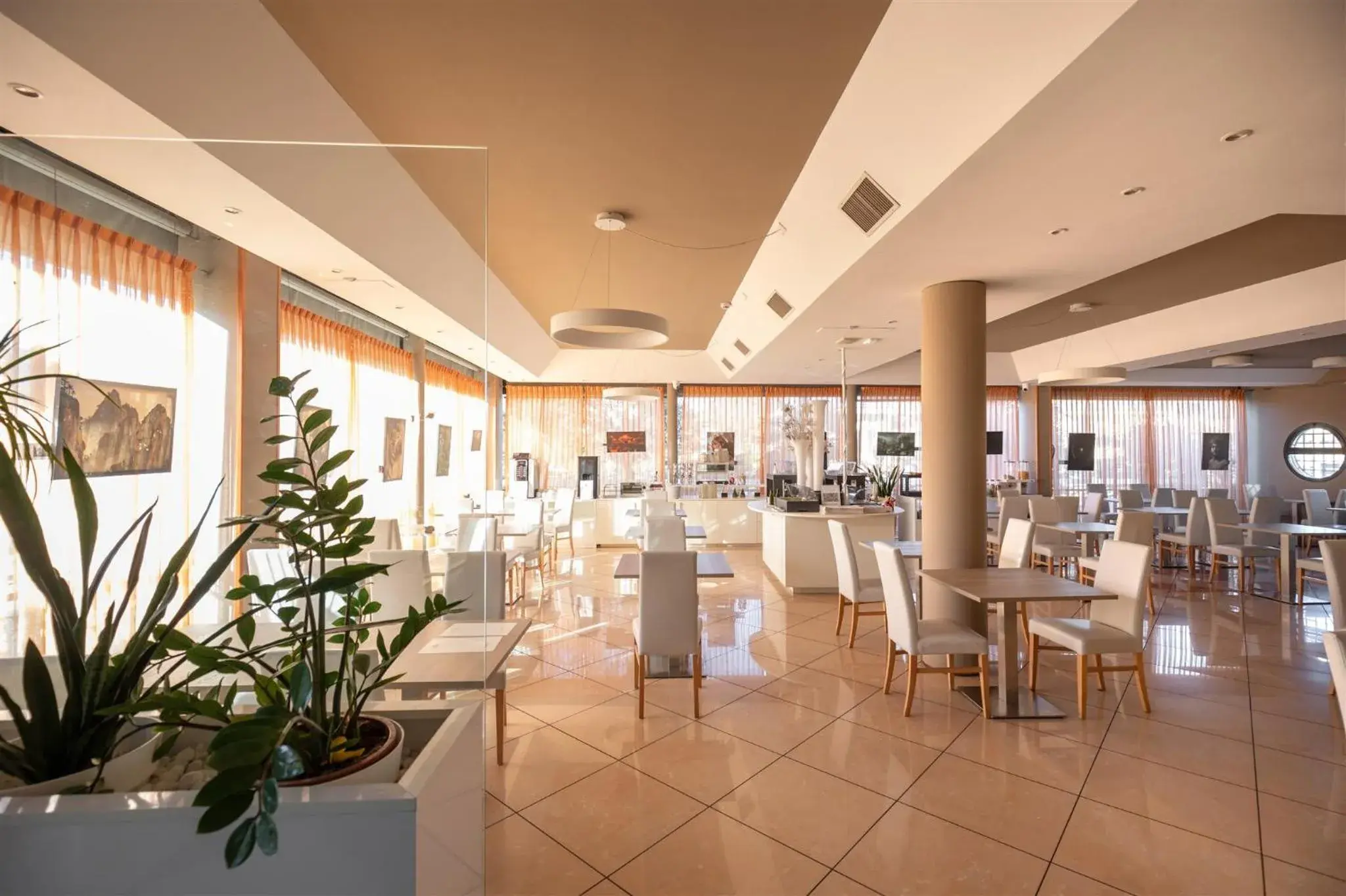 Breakfast, Restaurant/Places to Eat in Noventa Hotel