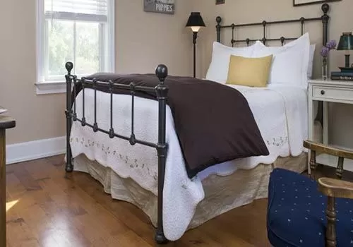 Queen Room in Pheasant Field Bed and Breakfast