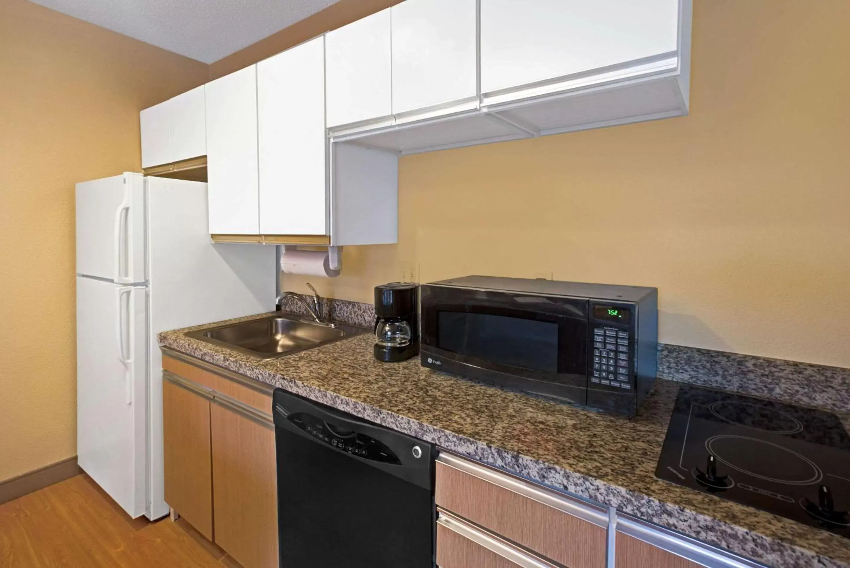 Photo of the whole room, Kitchen/Kitchenette in MainStay Suites Raleigh - Cary