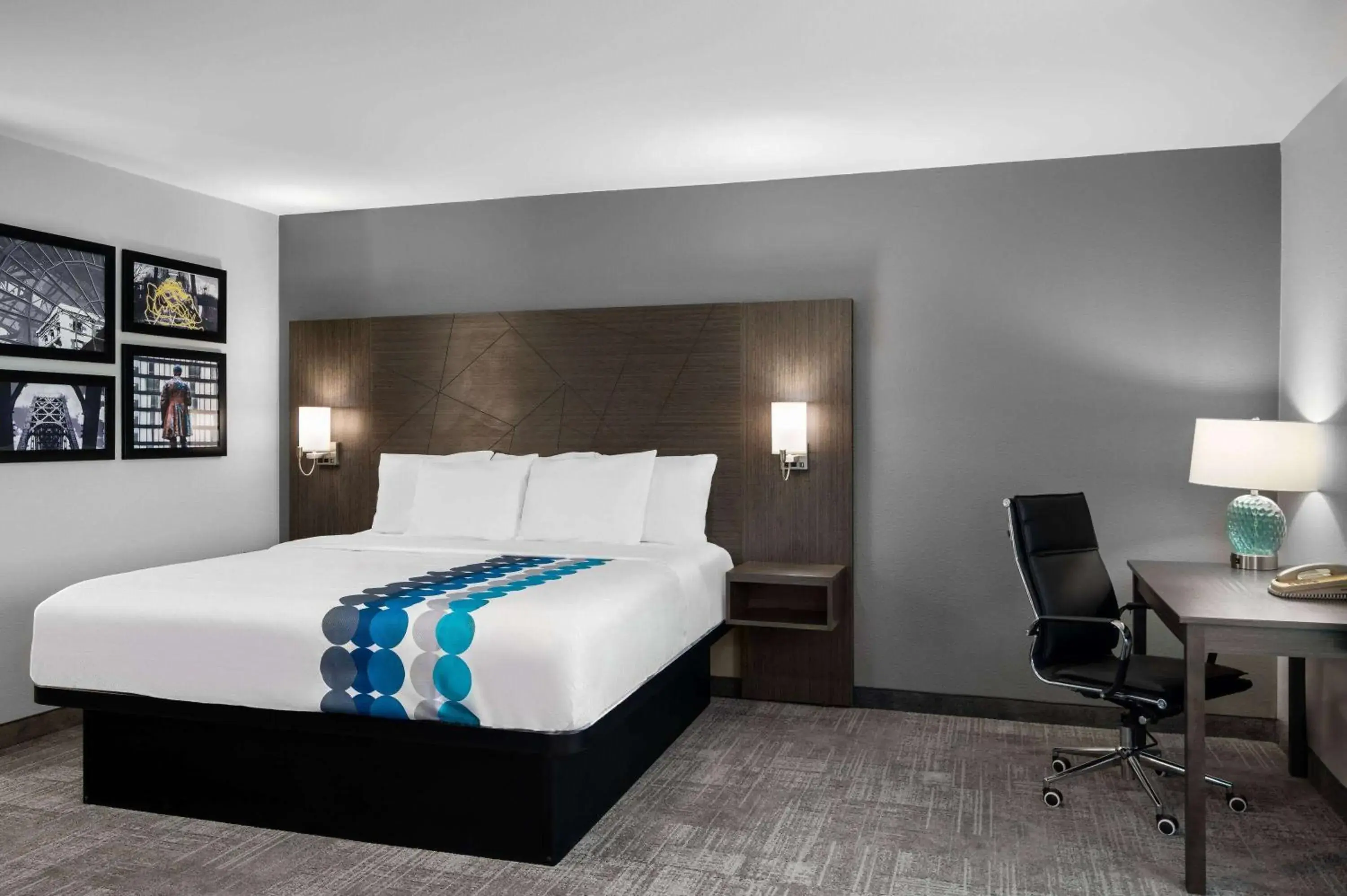 Photo of the whole room, Bed in La Quinta Inn by Wyndham Indianapolis Airport Executive Dr