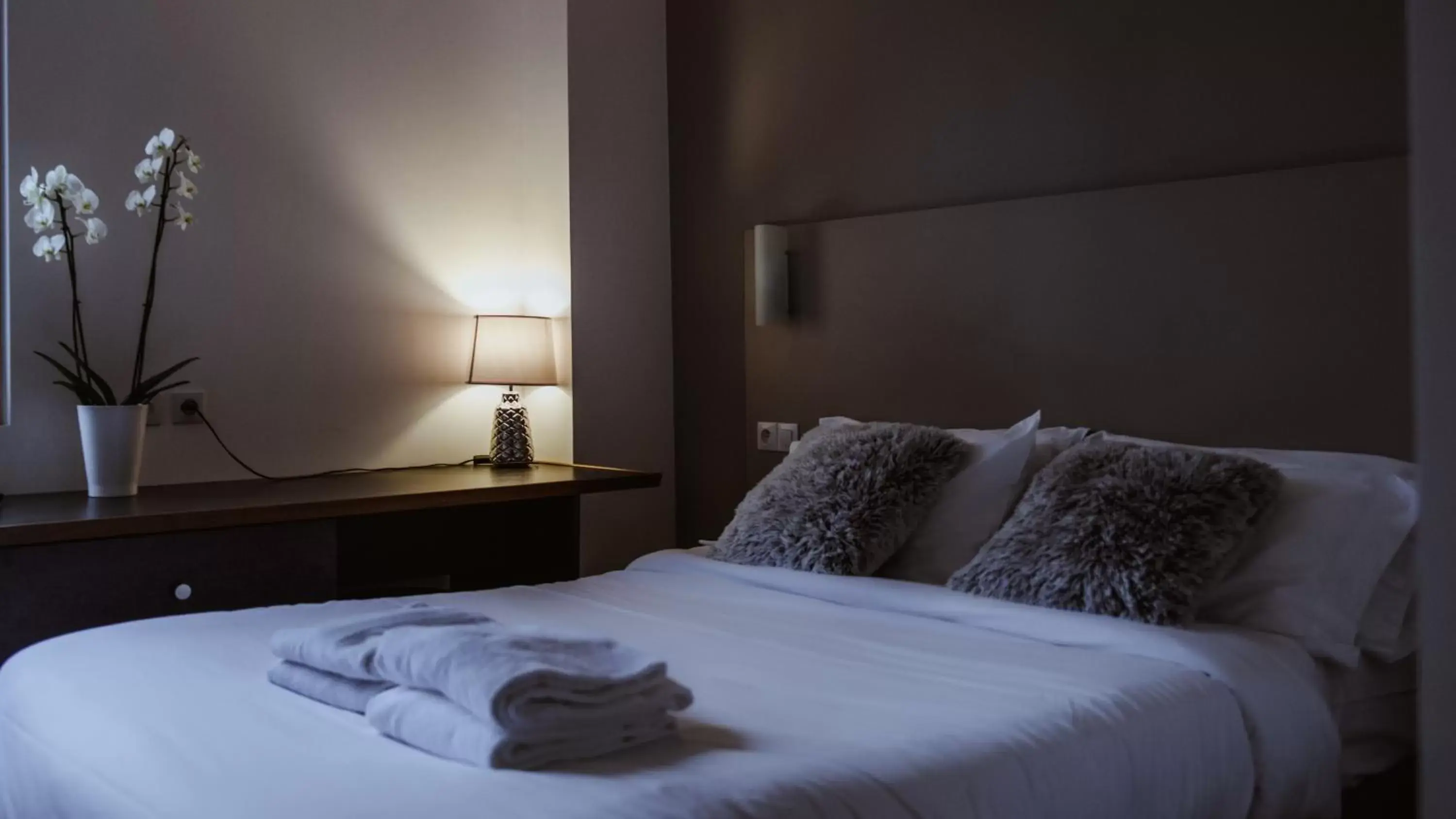 Bed in Hôtel des Arcades