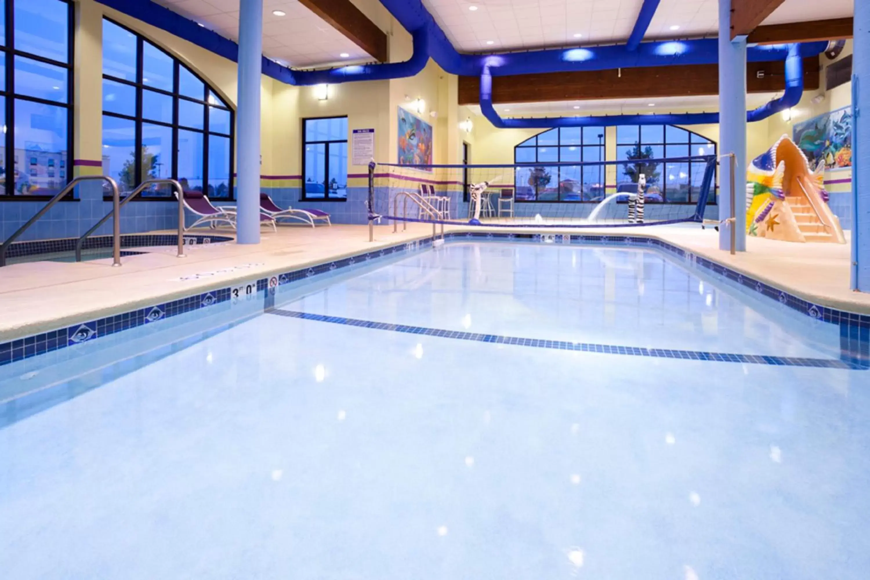 Swimming Pool in Holiday Inn Express Hotel & Suites Rogers, an IHG Hotel