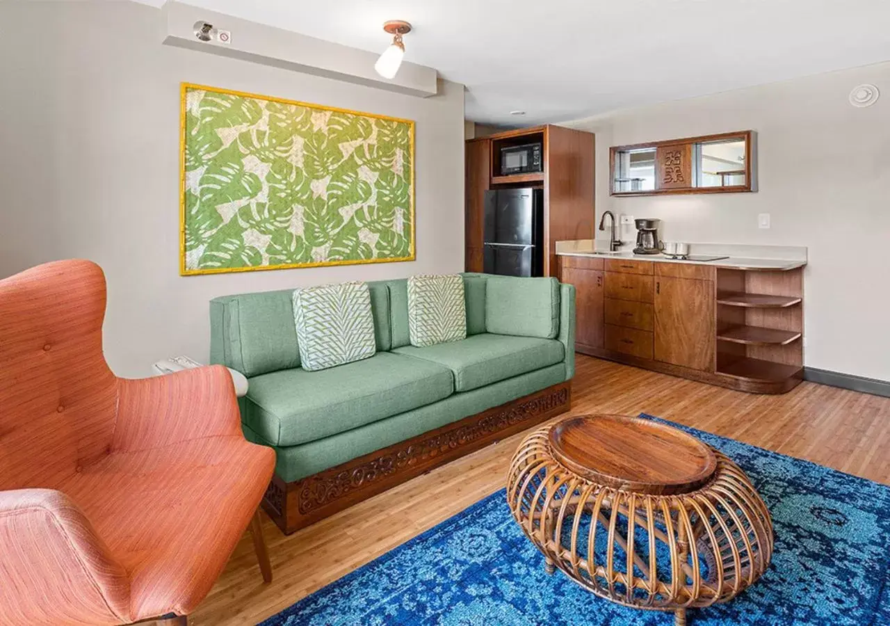 Kitchen or kitchenette, Seating Area in Castle Bamboo Waikiki Hotel