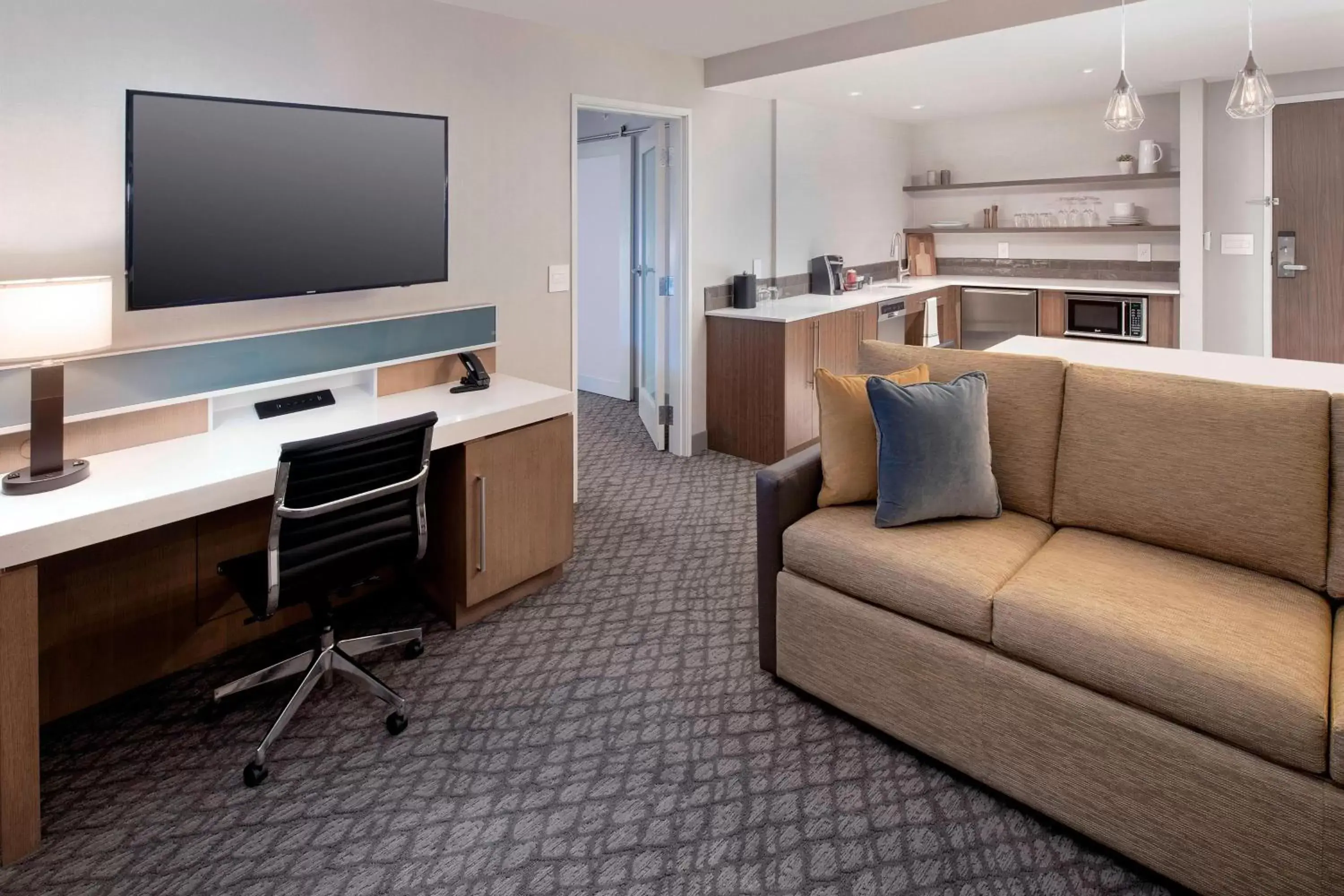 Bedroom, TV/Entertainment Center in Delta Hotels by Marriott Seattle Everett