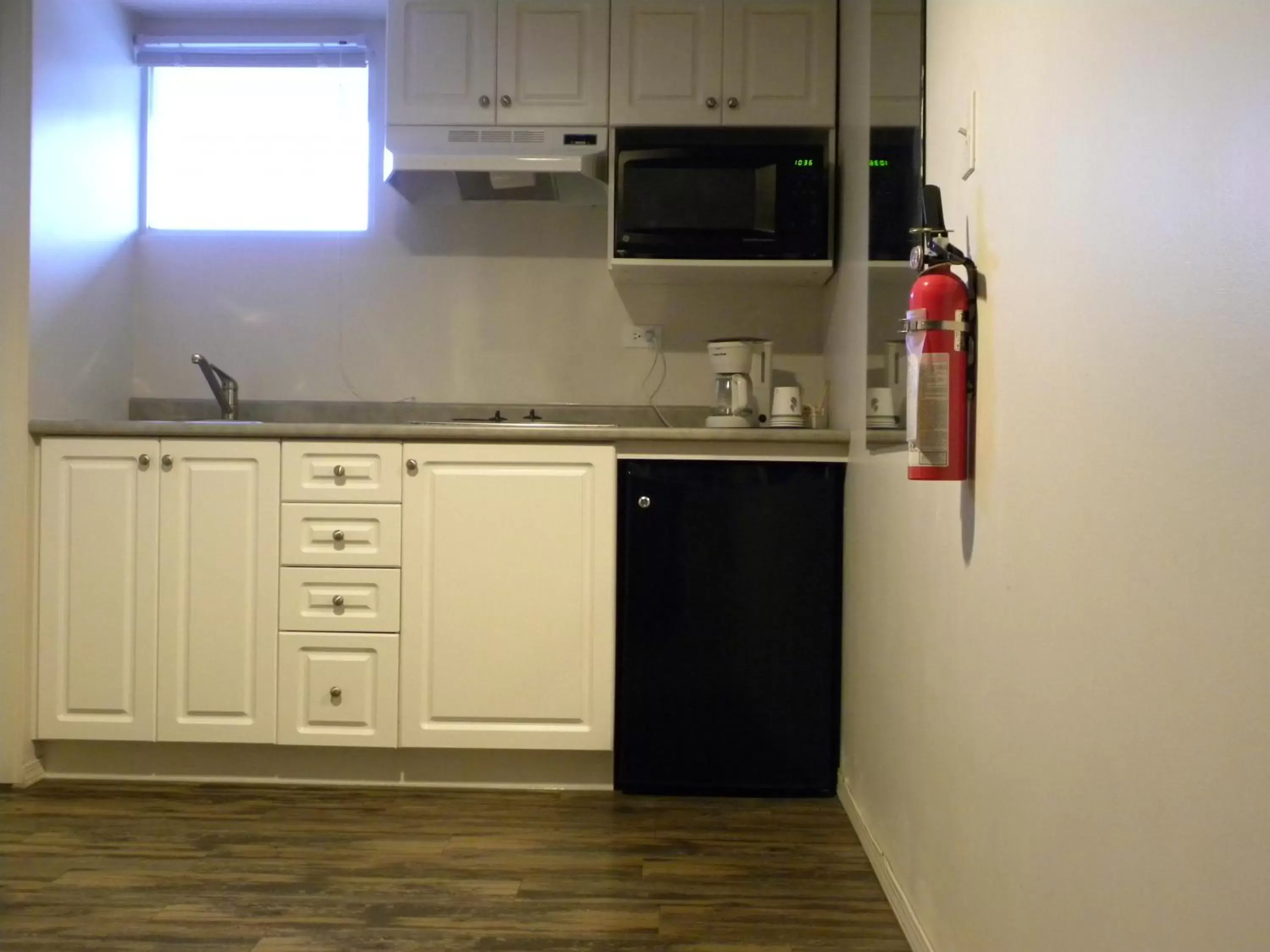 Kitchen/Kitchenette in Fireweed Motel