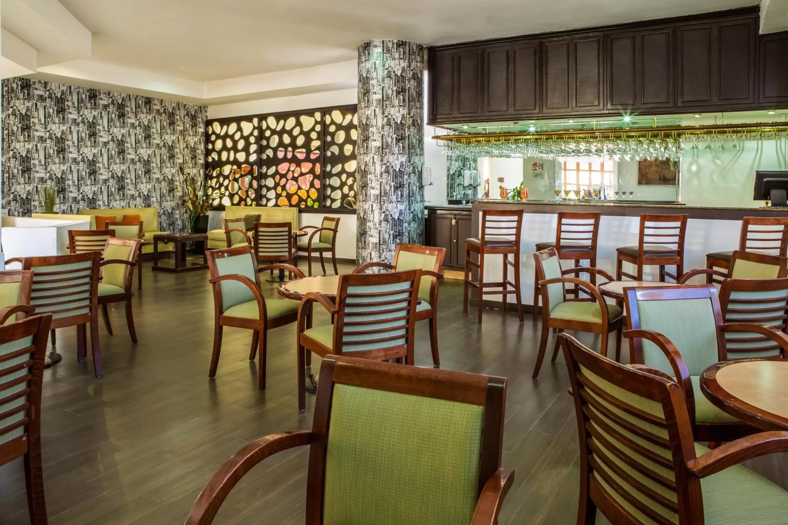 Lounge or bar, Restaurant/Places to Eat in Fiesta Inn Chihuahua