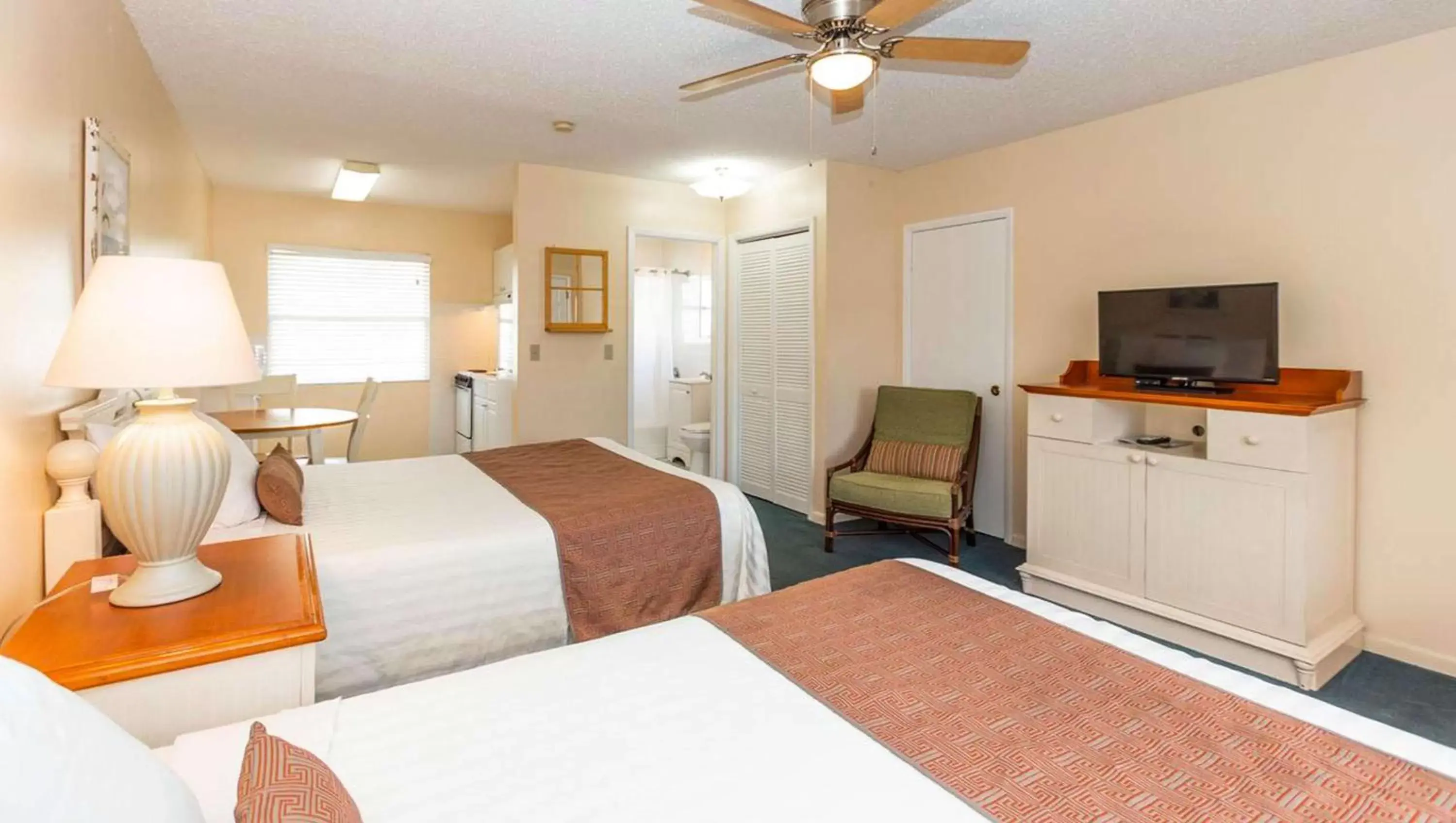 Photo of the whole room, Bed in Belleair Beach Resort Motel