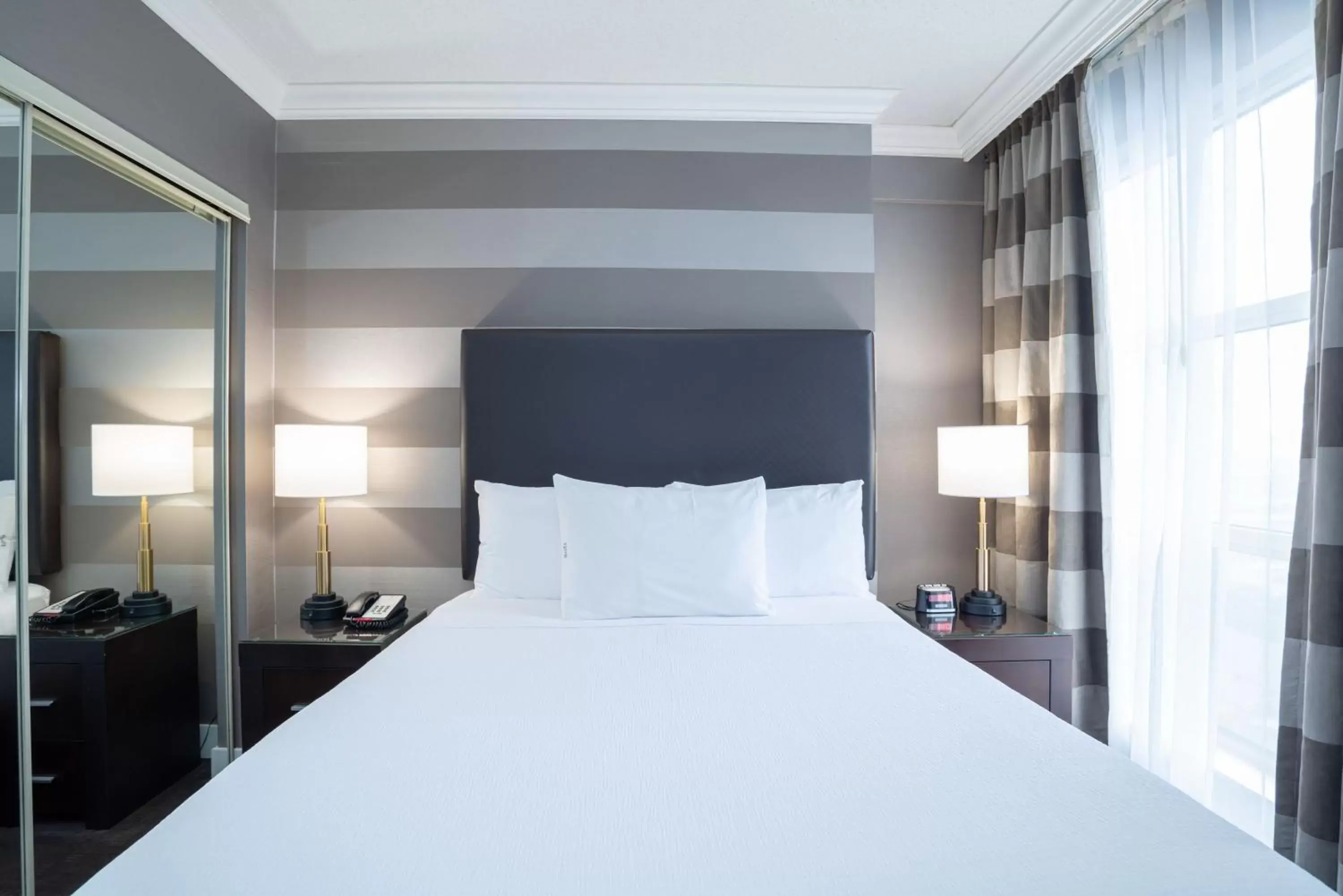Photo of the whole room, Bed in Sandman Signature Mississauga Hotel