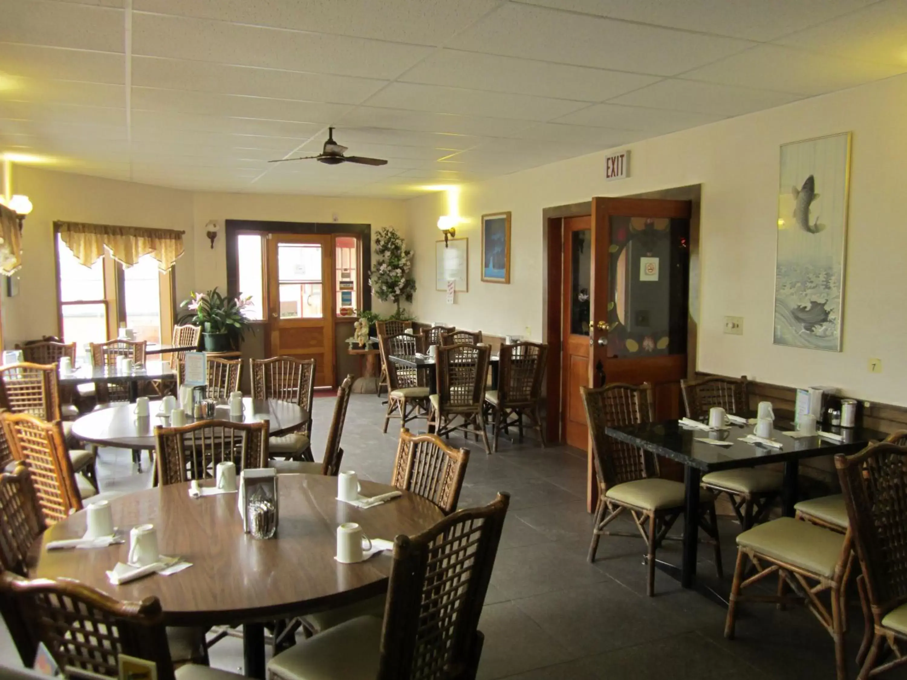 Restaurant/Places to Eat in Kluane Park Inn