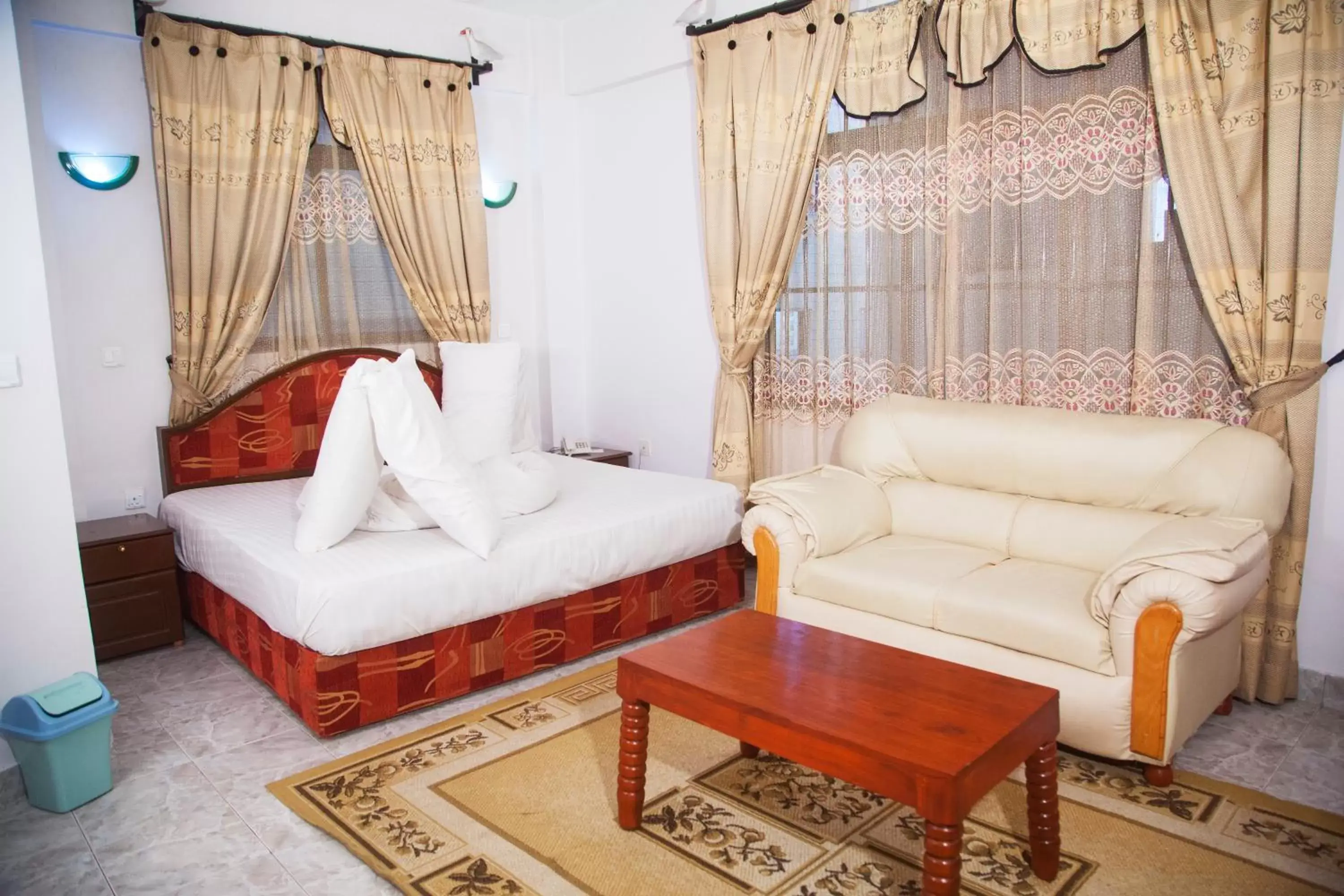Living room, Bed in Natron Palace Hotel