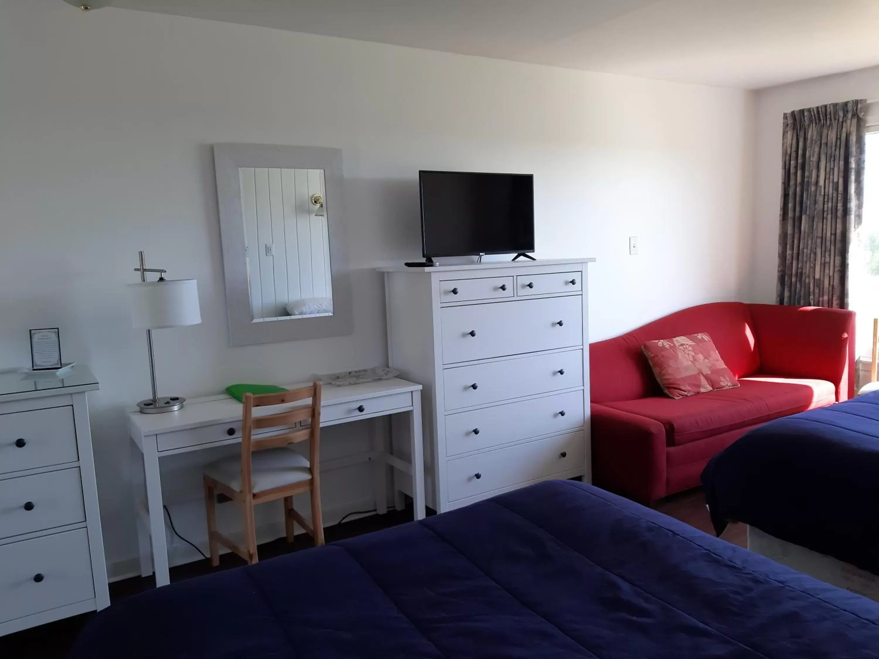 Bedroom, TV/Entertainment Center in Balmoral Motel