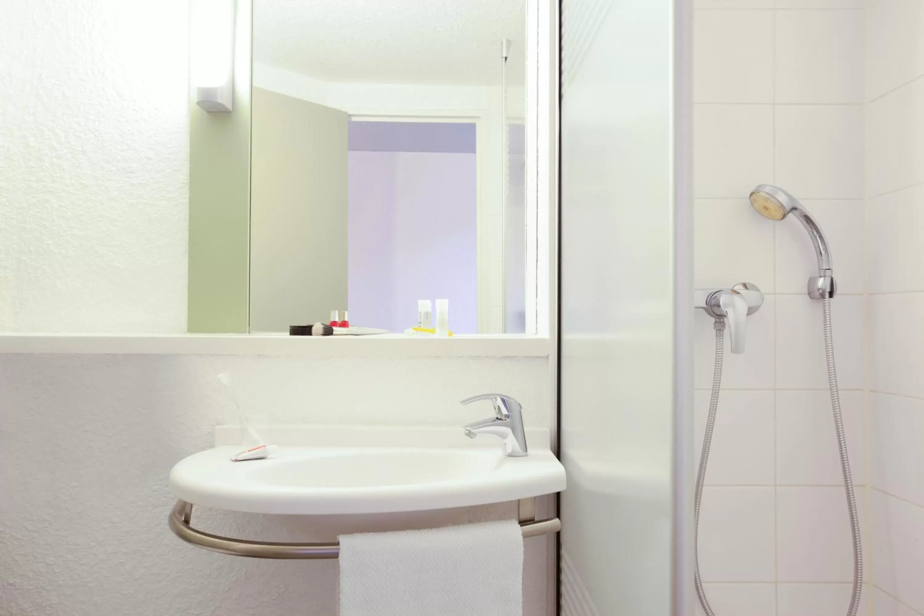 Bathroom in ibis budget Tarbes