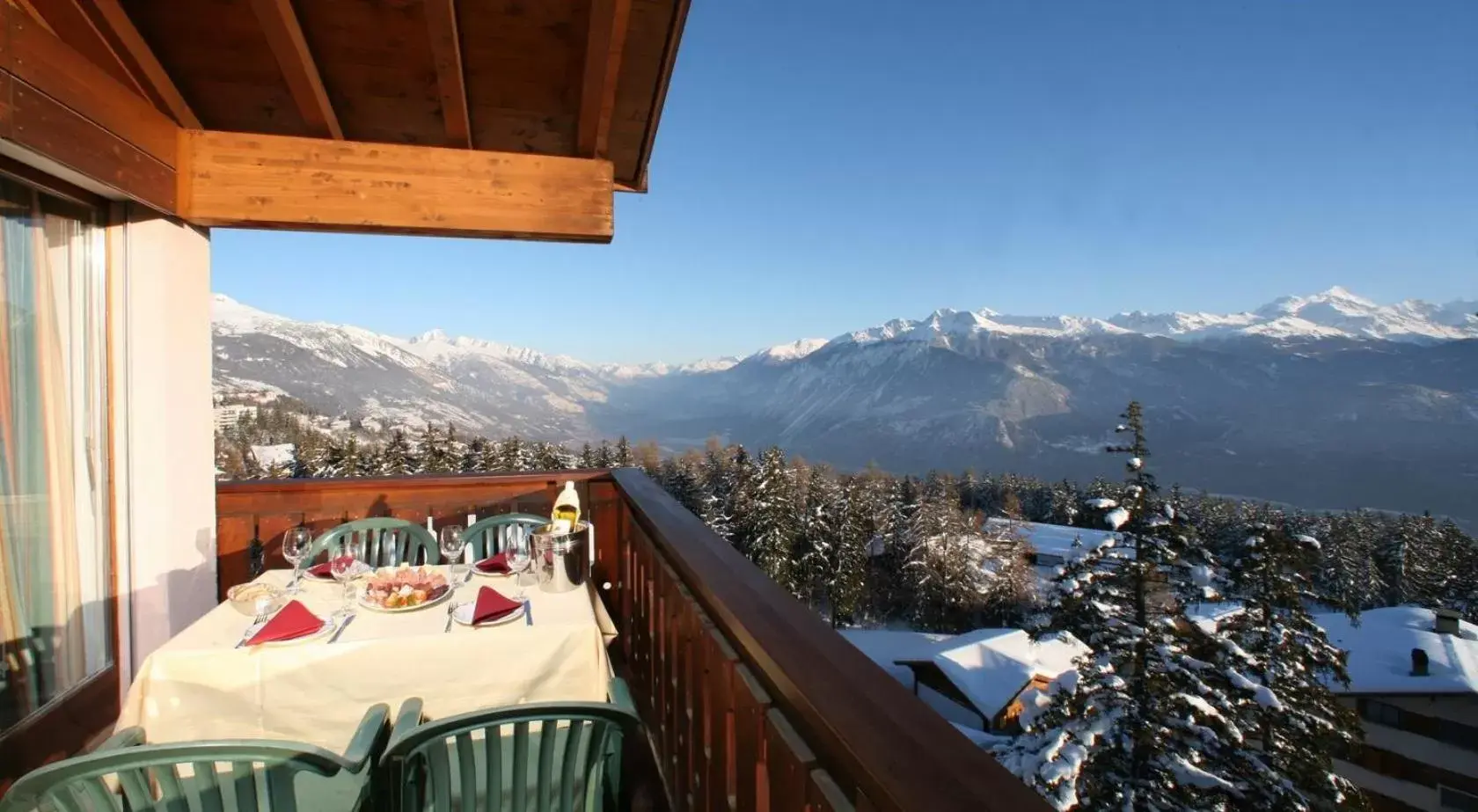 Mountain view, Balcony/Terrace in Aparthotel Helvetia