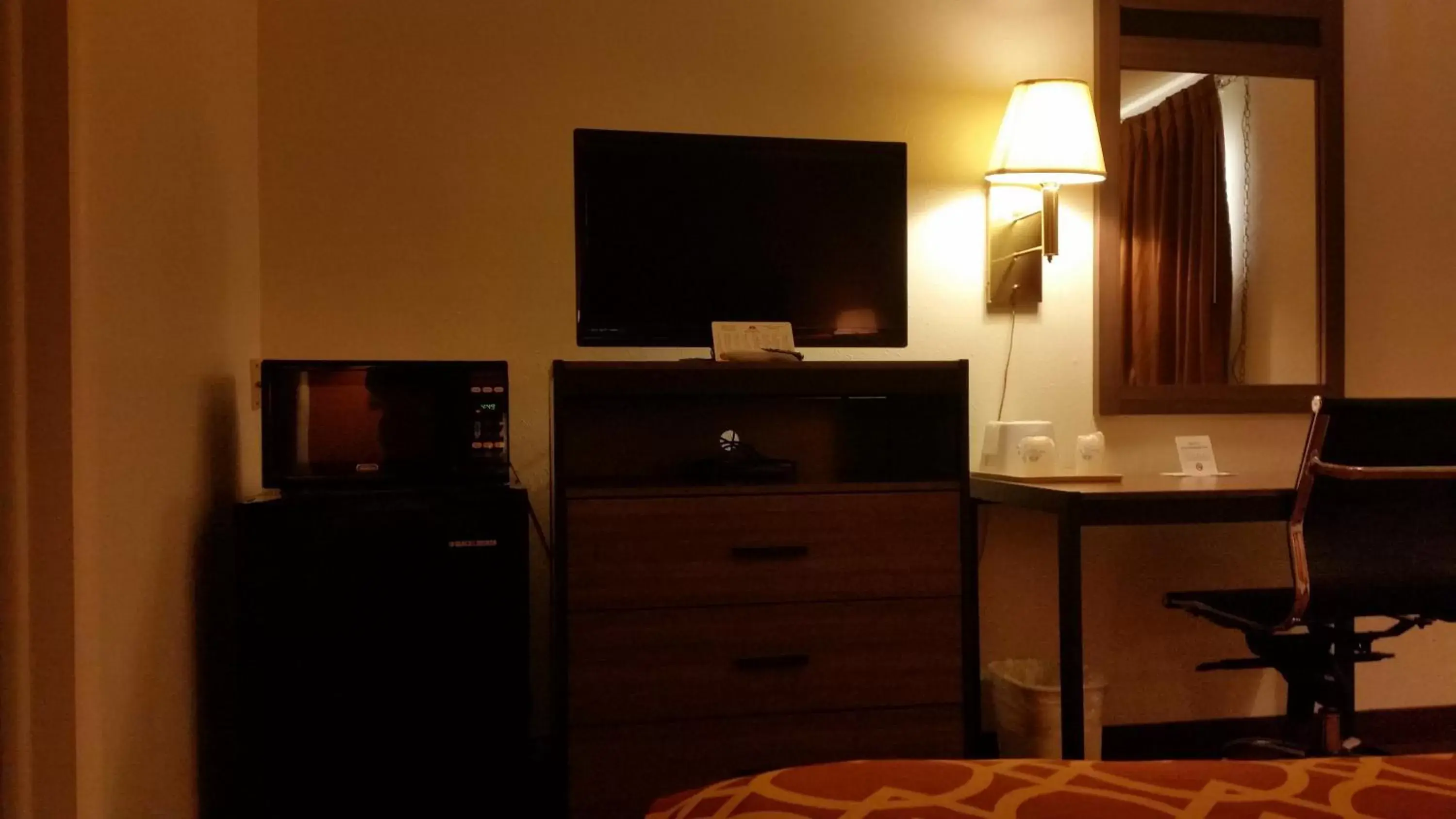 TV/Entertainment Center in American Inn Of Liberal