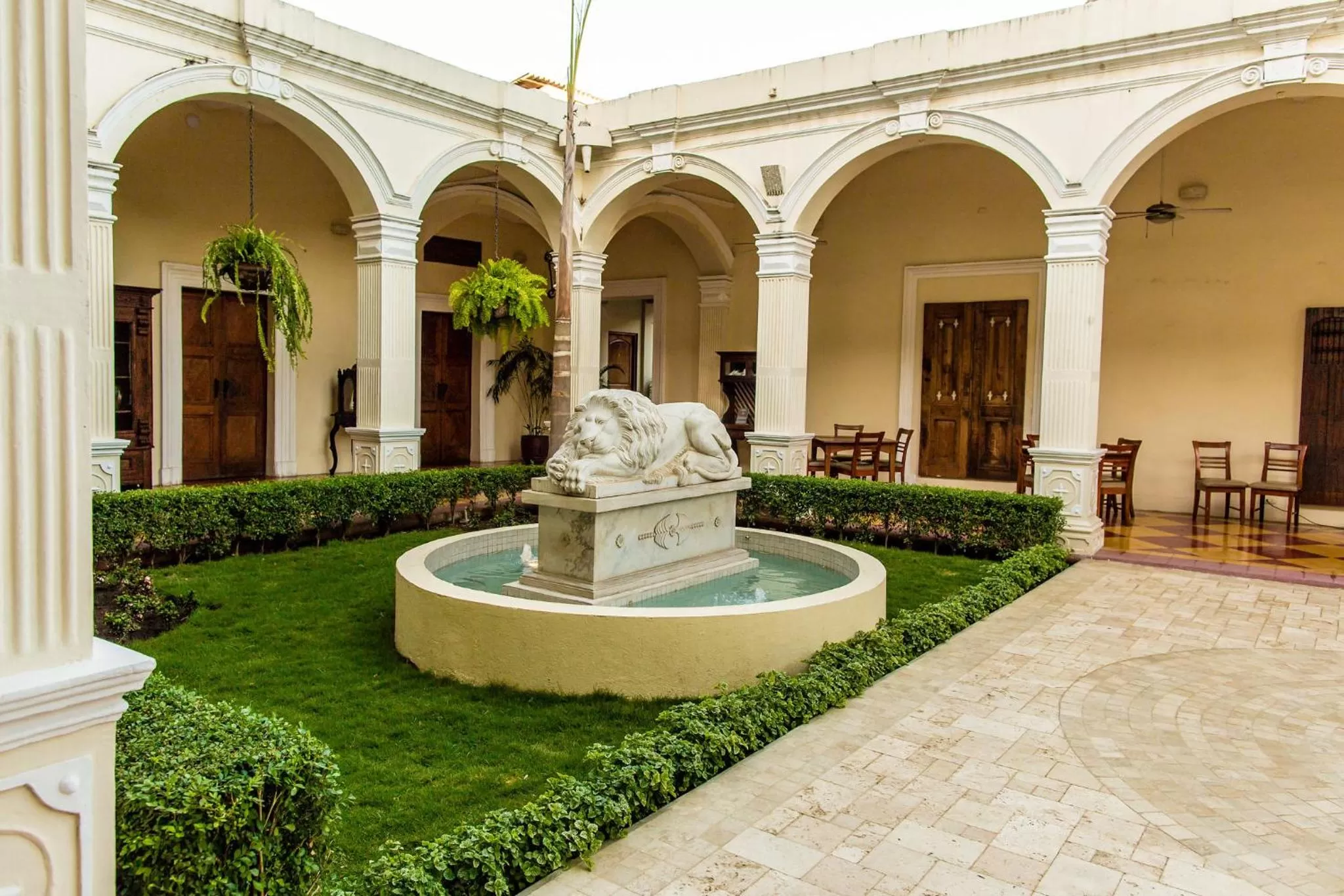 Swimming pool in Hotel la Perla Leon
