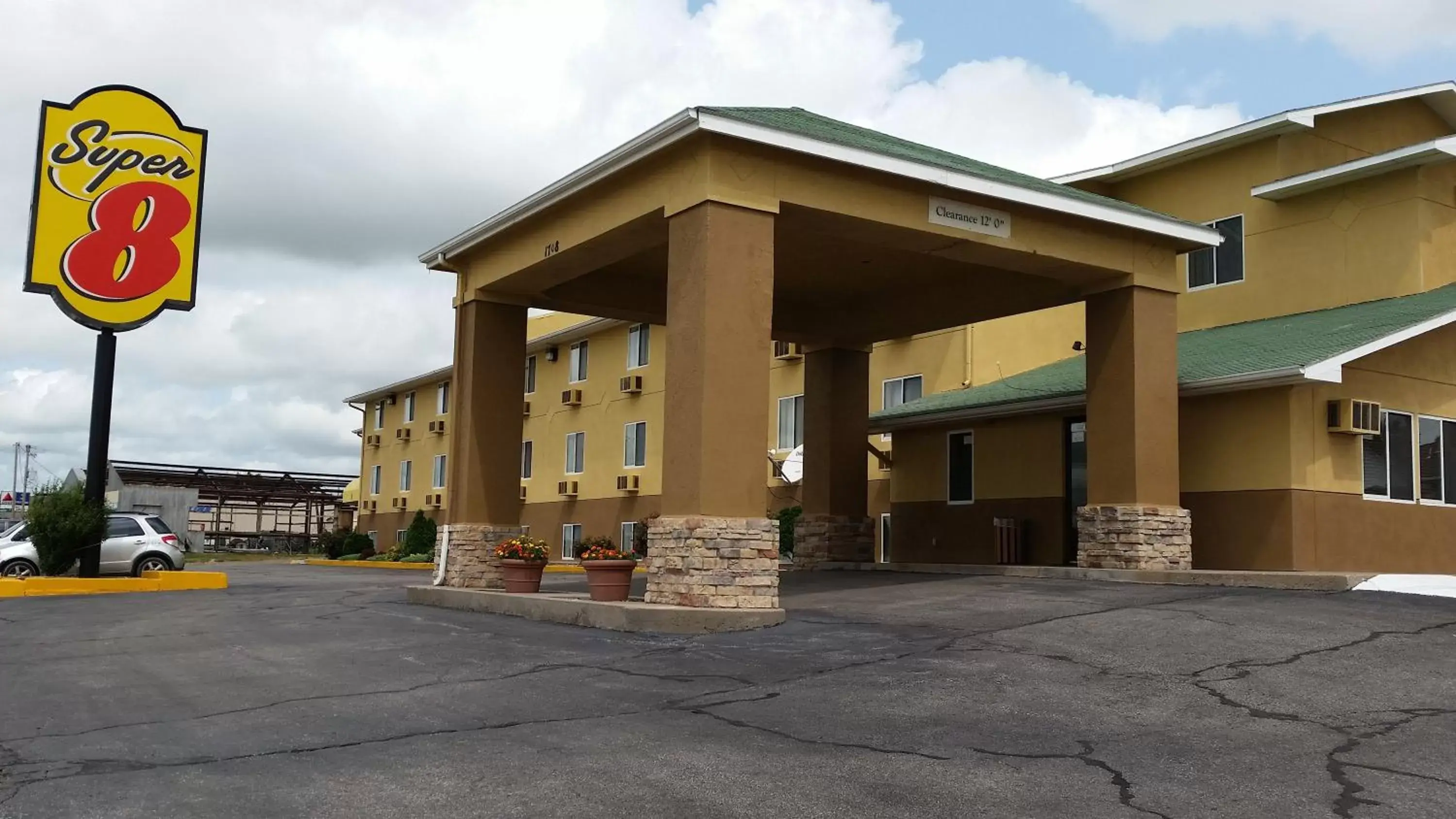 Facade/entrance, Property Building in Super 8 by Wyndham Dodge City