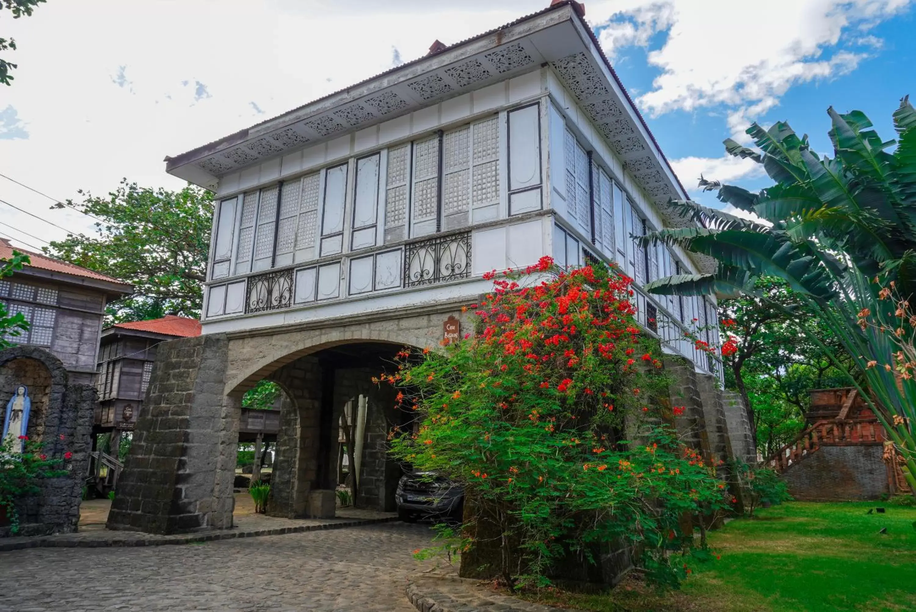 Property Building in Las Casas Filipinas de Acuzar