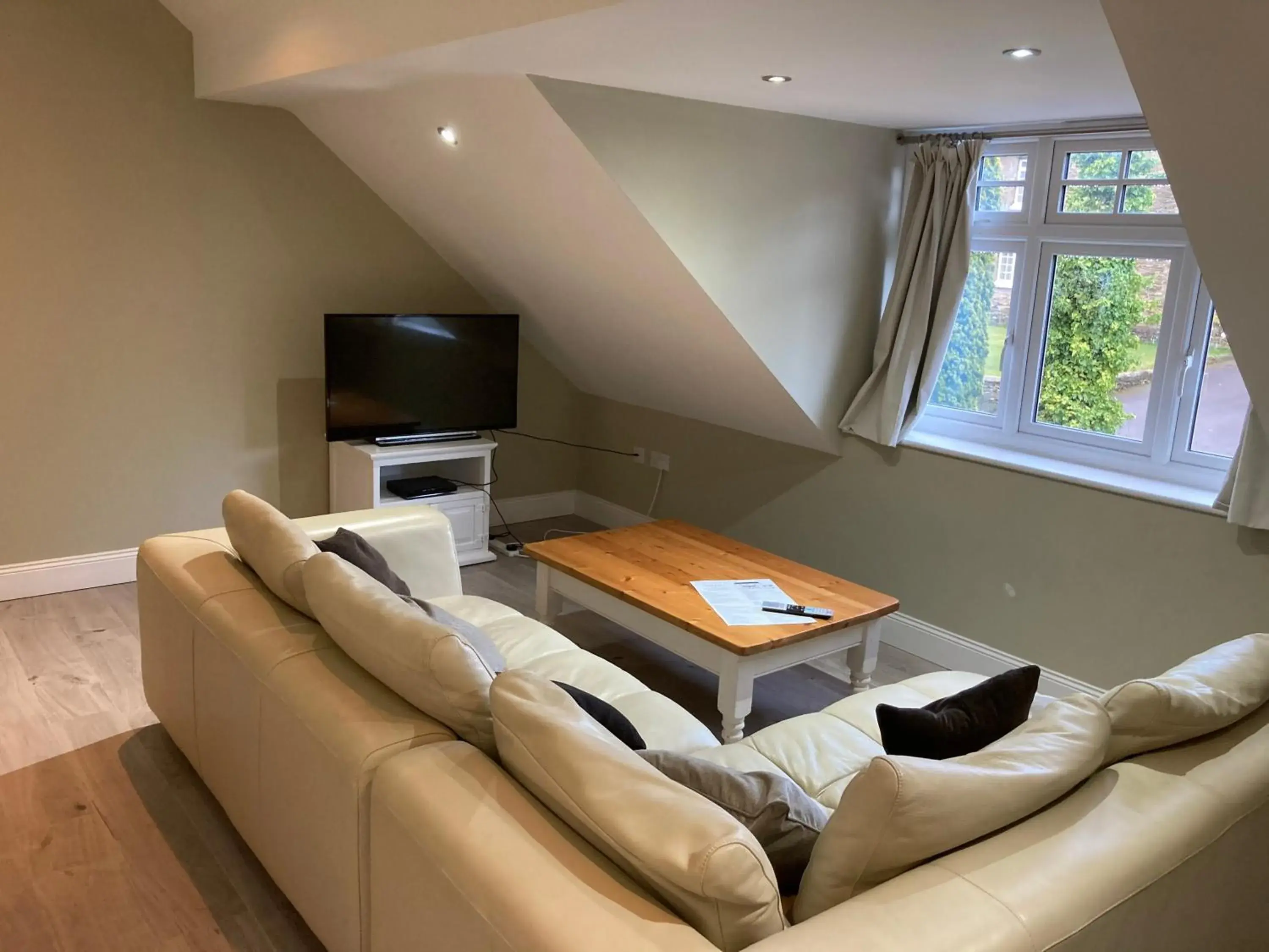 Living room, Lounge/Bar in White House Cottages