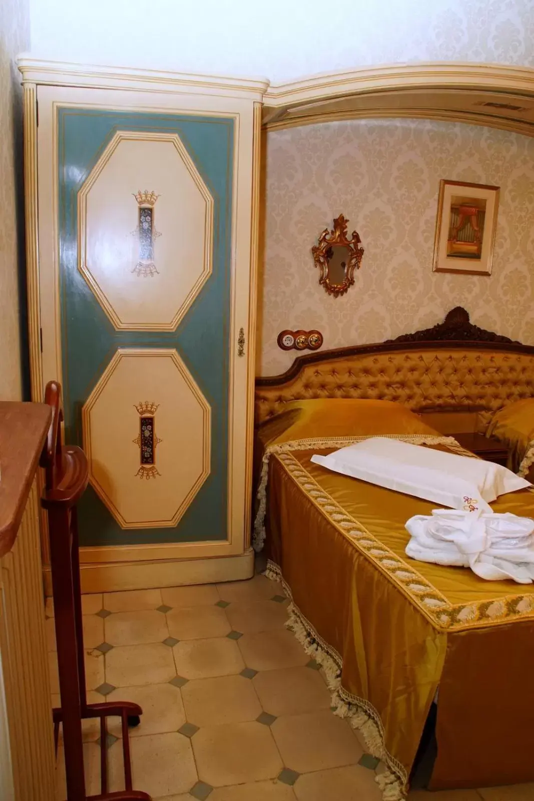 Bed, Bathroom in Sitges Royal Rooms