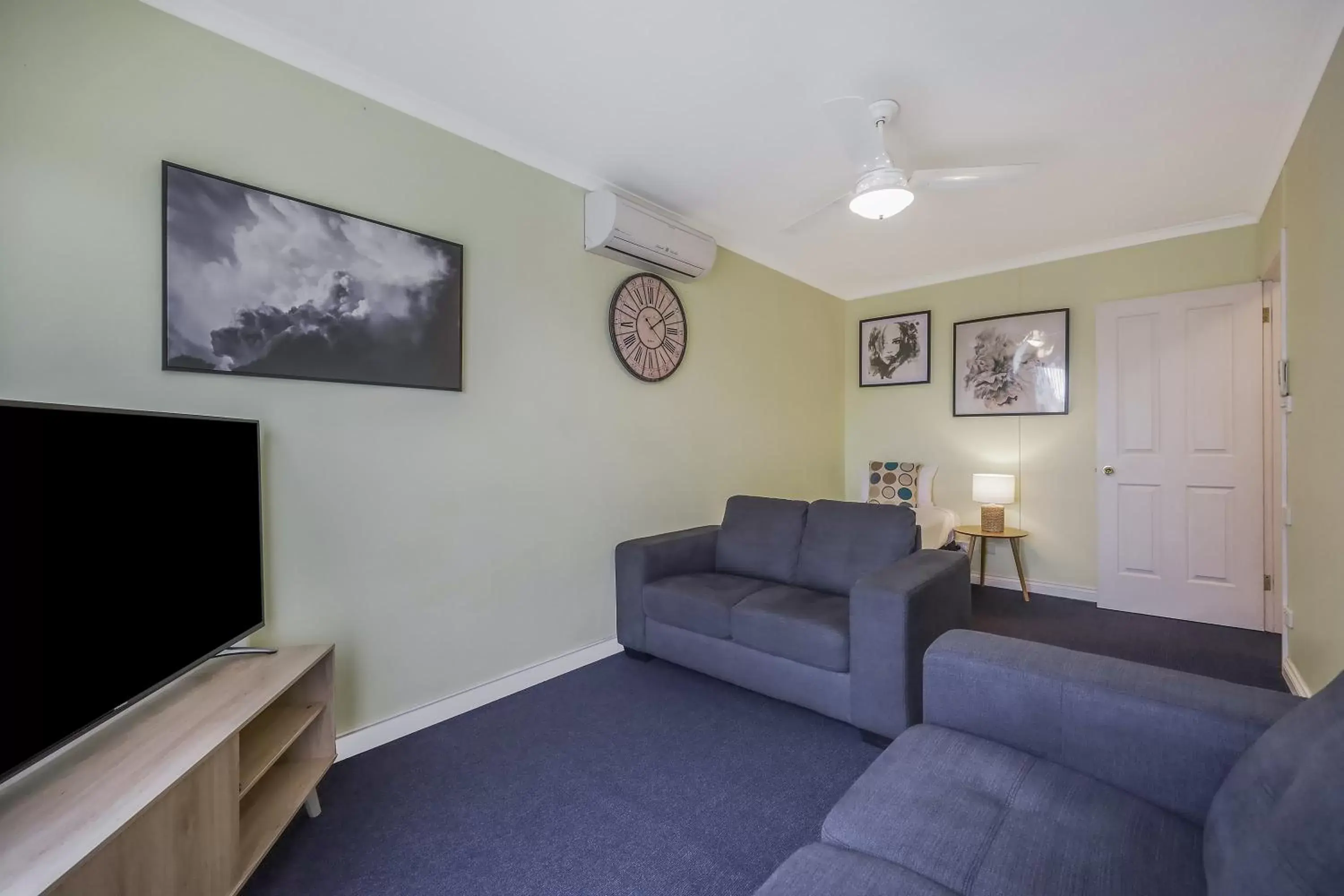 Family Room with Balcony in Hamilton Townhouse Motel Family Room with Balcony in Hamilton Townhouse Motel