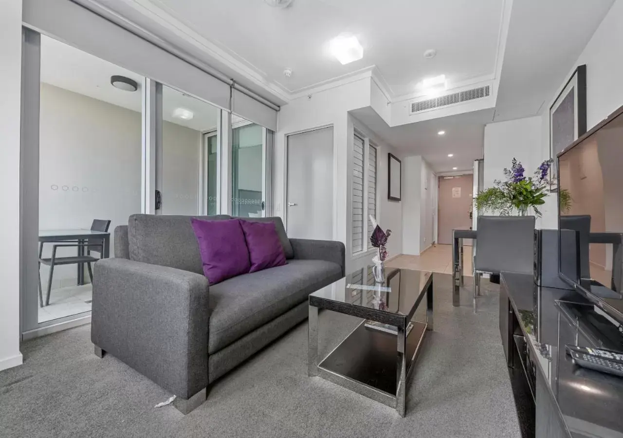 Living room, Seating Area in H on Mitchell Apartment Hotel