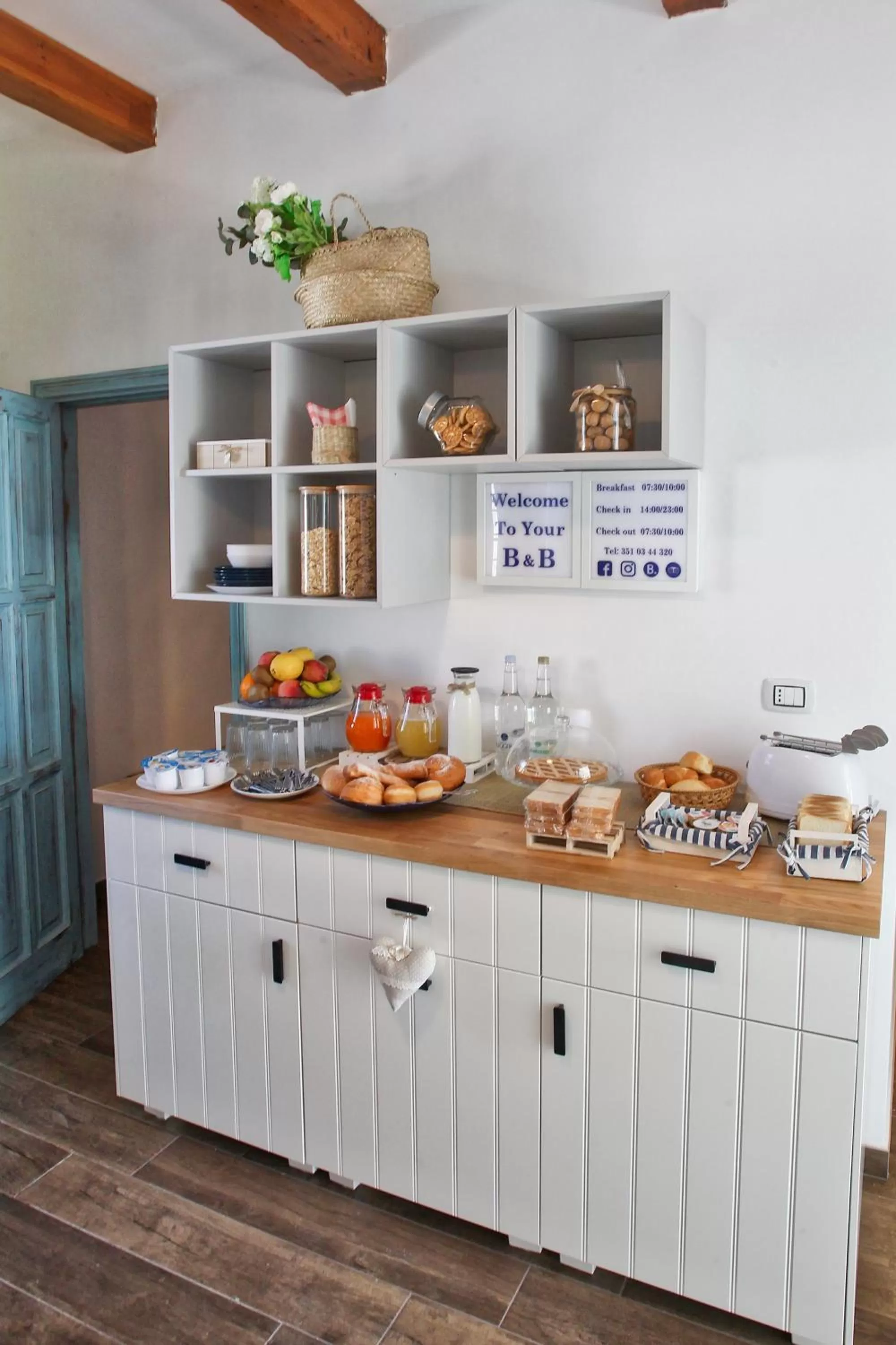 Buffet breakfast in B&B villa al mare